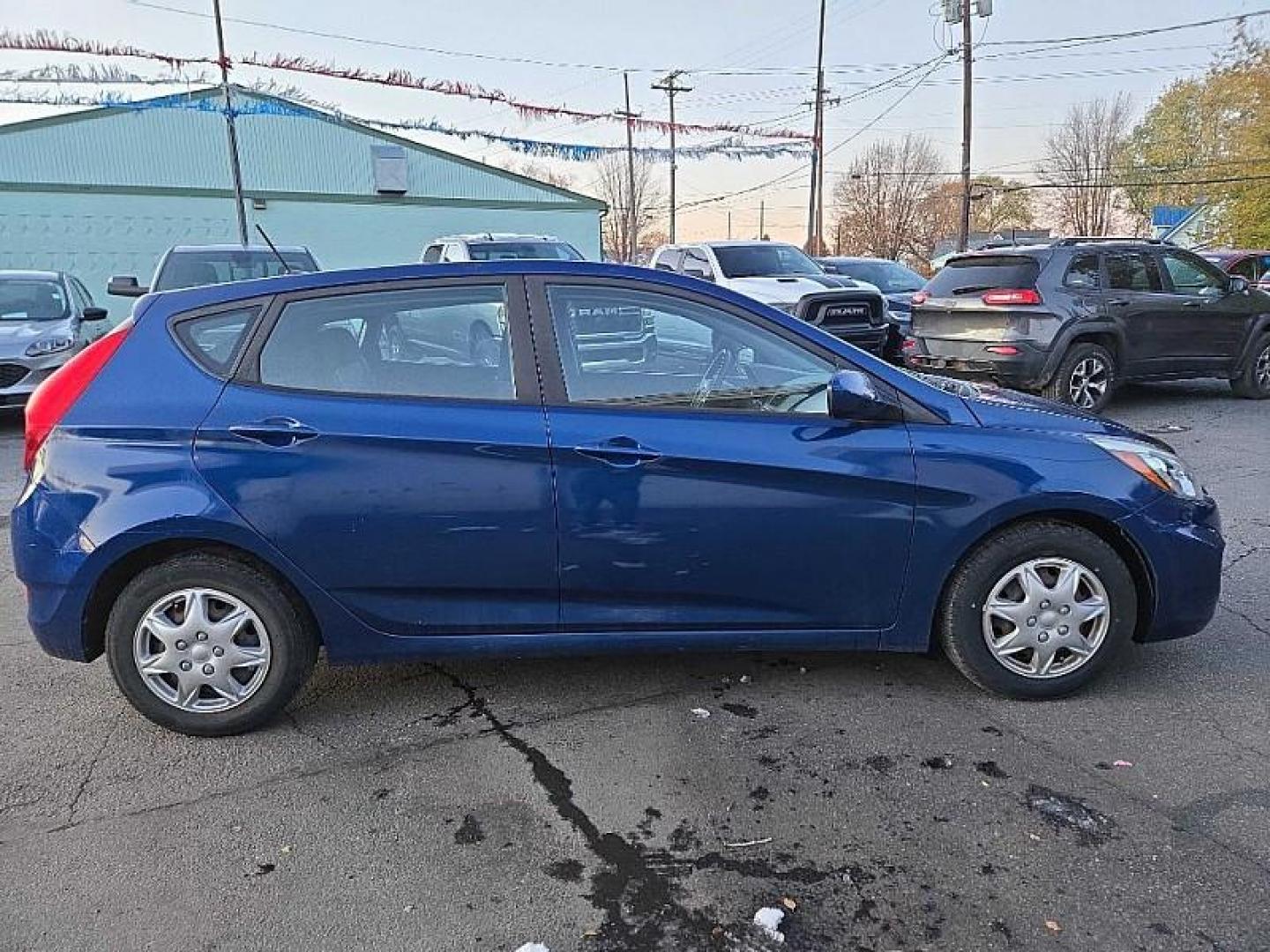 2017 BLUE /BLACK Hyundai Accent SE 5-Door 6A (KMHCT5AE0HU) with an 1.6L L4 DOHC 16V engine, 6A transmission, located at 3304 Woodville Road, Northwood, OH, 43619, (419) 210-8019, 41.612694, -83.480743 - Your #1 Destination for Auto Loans and mdash;No Matter Your Credit!At our dealership, we believe everyone deserves the opportunity to drive their dream car and mdash;whether you have good credit, bad credit, or no credit at all. With a wide selection of hundreds of cars, trucks, and SUVs, you'll fin - Photo#5