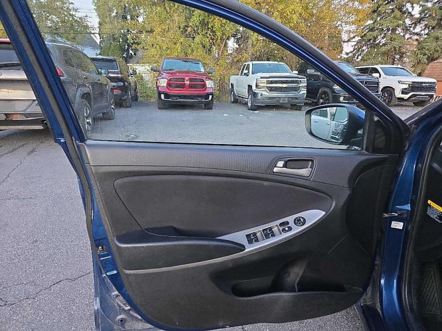 2017 BLUE /BLACK Hyundai Accent SE 5-Door 6A (KMHCT5AE0HU) with an 1.6L L4 DOHC 16V engine, 6A transmission, located at 3304 Woodville Road, Northwood, OH, 43619, (419) 210-8019, 41.612694, -83.480743 - Your #1 Destination for Auto Loans and mdash;No Matter Your Credit!At our dealership, we believe everyone deserves the opportunity to drive their dream car and mdash;whether you have good credit, bad credit, or no credit at all. With a wide selection of hundreds of cars, trucks, and SUVs, you'll fin - Photo#8