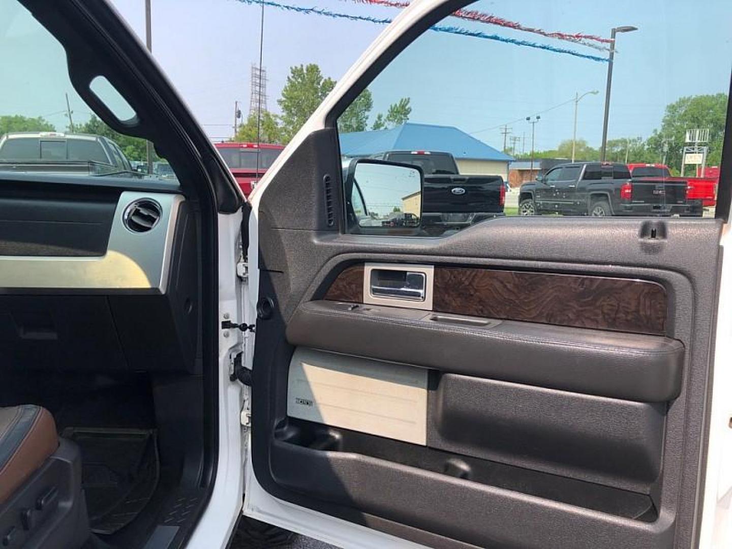 2014 WHITE /BROWN Ford F-150 FX4 SuperCrew 5.5-ft. Bed 4WD (1FTFW1ET1EF) with an 3.5L V6 TURBO engine, 6-Speed Automatic transmission, located at 3304 Woodville Road, Northwood, OH, 43619, (419) 210-8019, 41.612694, -83.480743 - Your #1 Destination for Auto Loans and mdash;No Matter Your Credit!At our dealership, we believe everyone deserves the opportunity to drive their dream car and mdash;whether you have good credit, bad credit, or no credit at all. With a wide selection of hundreds of cars, trucks, and SUVs, you'll fin - Photo#14