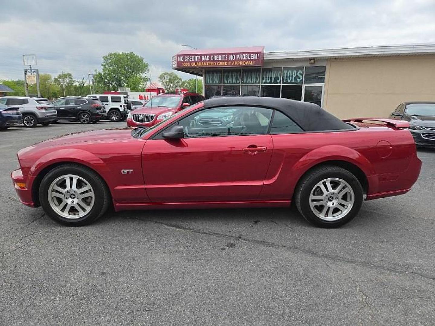 2006 RED /BLACK Ford Mustang GT Deluxe Convertible (1ZVFT85H365) with an 4.6L V8 SOHC 24V engine, Automatic transmission, located at 3304 Woodville Road, Northwood, OH, 43619, (419) 210-8019, 41.612694, -83.480743 - Your #1 Destination for Auto Loans and mdash;No Matter Your Credit!At our dealership, we believe everyone deserves the opportunity to drive their dream car and mdash;whether you have good credit, bad credit, or no credit at all. With a wide selection of hundreds of cars, trucks, and SUVs, you'll fin - Photo#1