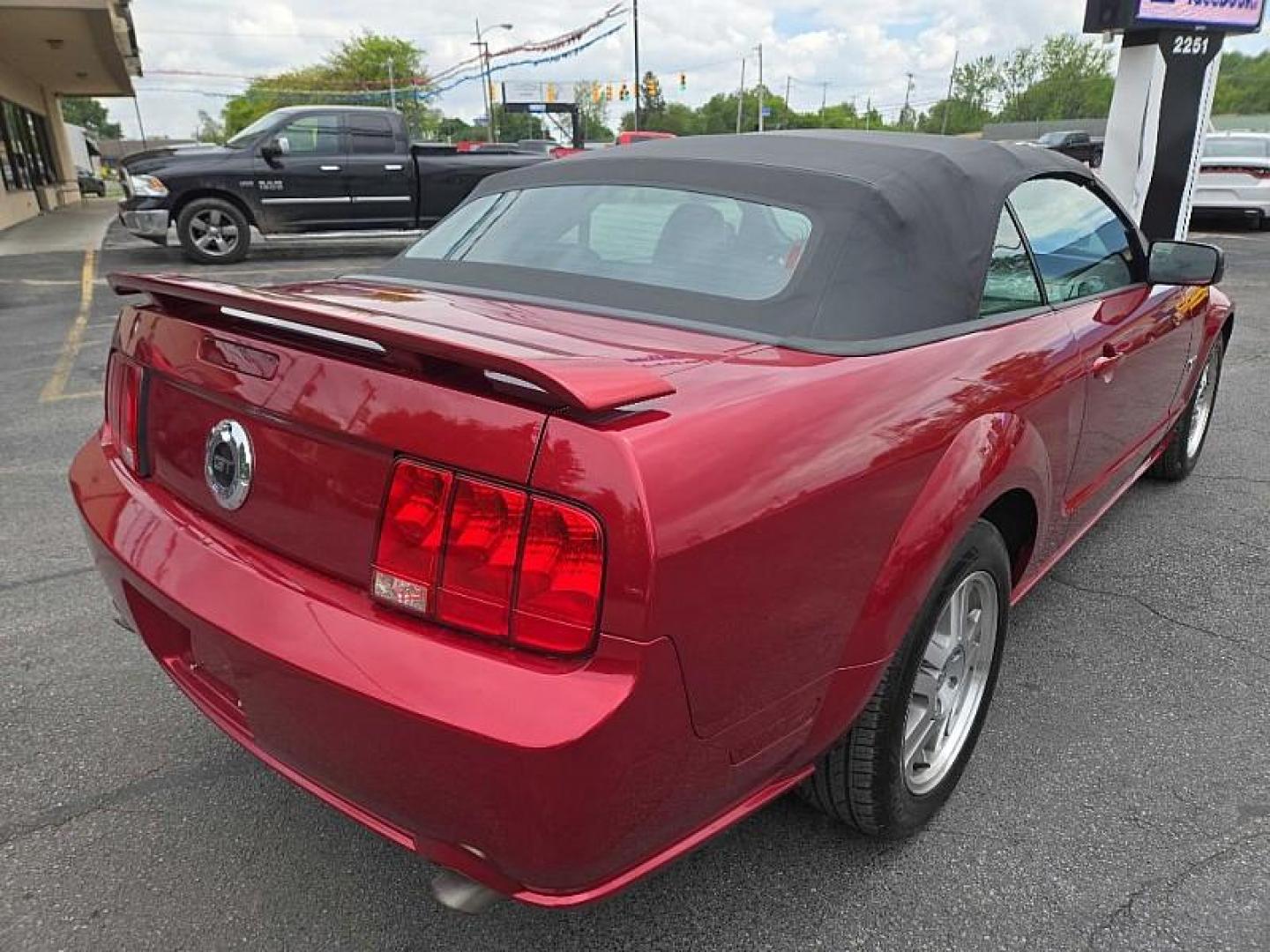 2006 RED /BLACK Ford Mustang GT Deluxe Convertible (1ZVFT85H365) with an 4.6L V8 SOHC 24V engine, Automatic transmission, located at 3304 Woodville Road, Northwood, OH, 43619, (419) 210-8019, 41.612694, -83.480743 - Your #1 Destination for Auto Loans and mdash;No Matter Your Credit!At our dealership, we believe everyone deserves the opportunity to drive their dream car and mdash;whether you have good credit, bad credit, or no credit at all. With a wide selection of hundreds of cars, trucks, and SUVs, you'll fin - Photo#3