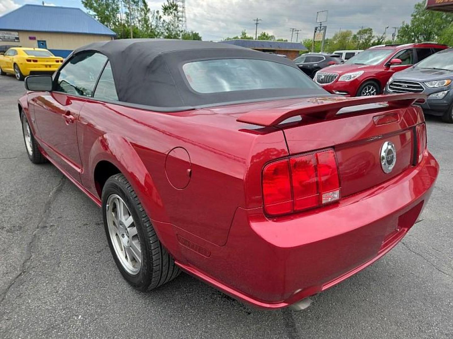 2006 RED /BLACK Ford Mustang GT Deluxe Convertible (1ZVFT85H365) with an 4.6L V8 SOHC 24V engine, Automatic transmission, located at 3304 Woodville Road, Northwood, OH, 43619, (419) 210-8019, 41.612694, -83.480743 - Your #1 Destination for Auto Loans and mdash;No Matter Your Credit!At our dealership, we believe everyone deserves the opportunity to drive their dream car and mdash;whether you have good credit, bad credit, or no credit at all. With a wide selection of hundreds of cars, trucks, and SUVs, you'll fin - Photo#5