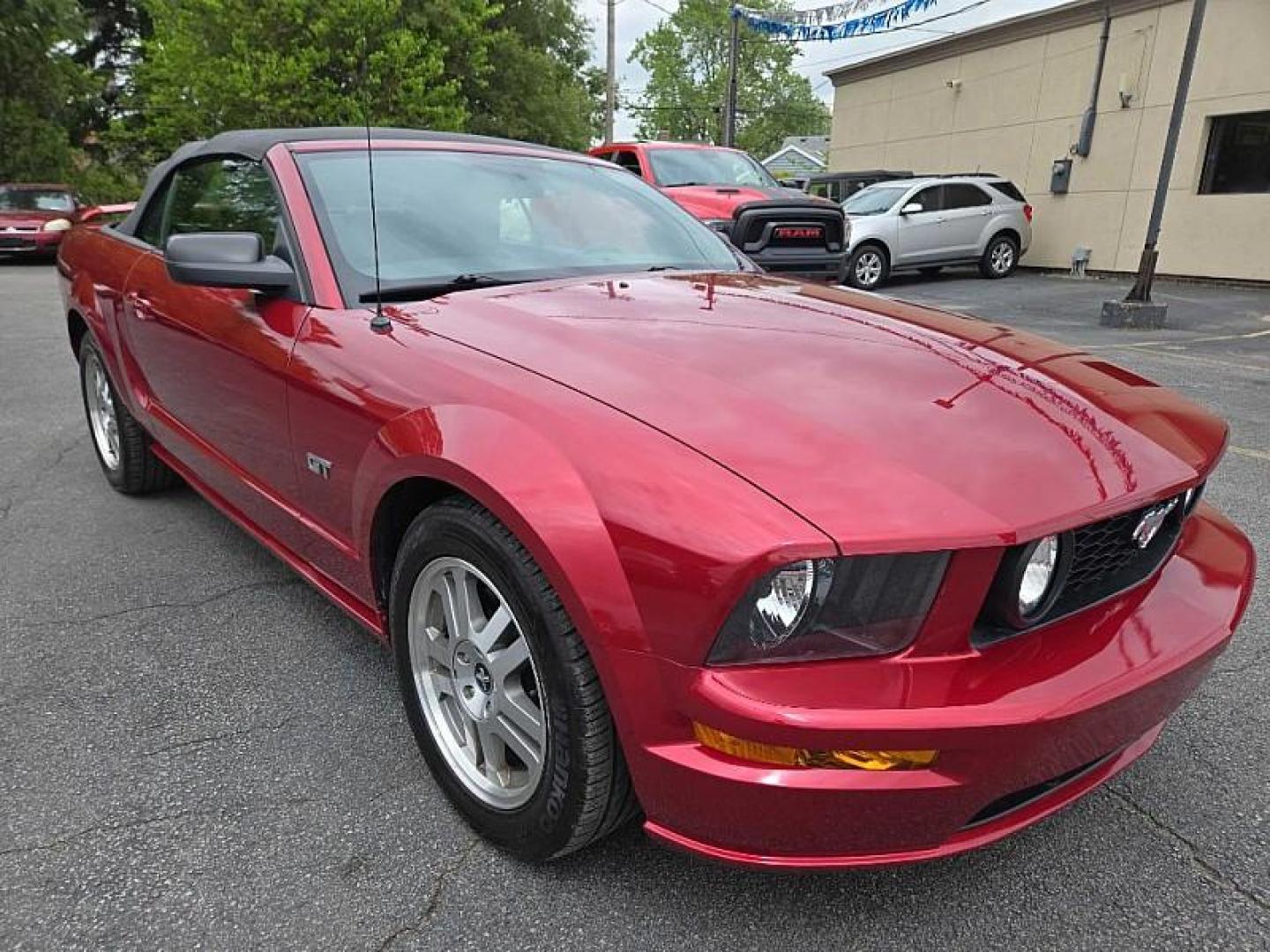 2006 RED /BLACK Ford Mustang GT Deluxe Convertible (1ZVFT85H365) with an 4.6L V8 SOHC 24V engine, Automatic transmission, located at 3304 Woodville Road, Northwood, OH, 43619, (419) 210-8019, 41.612694, -83.480743 - Your #1 Destination for Auto Loans and mdash;No Matter Your Credit!At our dealership, we believe everyone deserves the opportunity to drive their dream car and mdash;whether you have good credit, bad credit, or no credit at all. With a wide selection of hundreds of cars, trucks, and SUVs, you'll fin - Photo#7