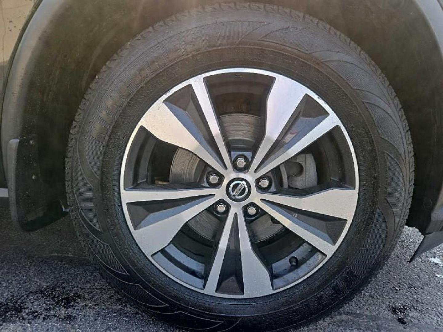 2019 BLACK /BLACK Nissan Murano Platinum AWD (5N1AZ2MS7KN) with an 3.5L V6 DOHC 24V engine, CVT transmission, located at 3304 Woodville Road, Northwood, OH, 43619, (419) 210-8019, 41.612694, -83.480743 - Your #1 Destination for Auto Loans and mdash;No Matter Your Credit!At our dealership, we believe everyone deserves the opportunity to drive their dream car and mdash;whether you have good credit, bad credit, or no credit at all. With a wide selection of hundreds of cars, trucks, and SUVs, you'll fin - Photo#17