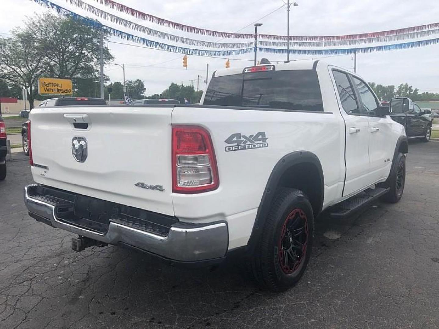 2020 WHITE /BLACK RAM 1500 Big Horn Quad Cab 4WD (1C6RRFBG9LN) with an 3.6L V6 DOHC 24V engine, 8A transmission, located at 3304 Woodville Road, Northwood, OH, 43619, (419) 210-8019, 41.612694, -83.480743 - Your #1 Destination for Auto Loans and mdash;No Matter Your Credit!At our dealership, we believe everyone deserves the opportunity to drive their dream car and mdash;whether you have good credit, bad credit, or no credit at all. With a wide selection of hundreds of cars, trucks, and SUVs, you'll fin - Photo#4