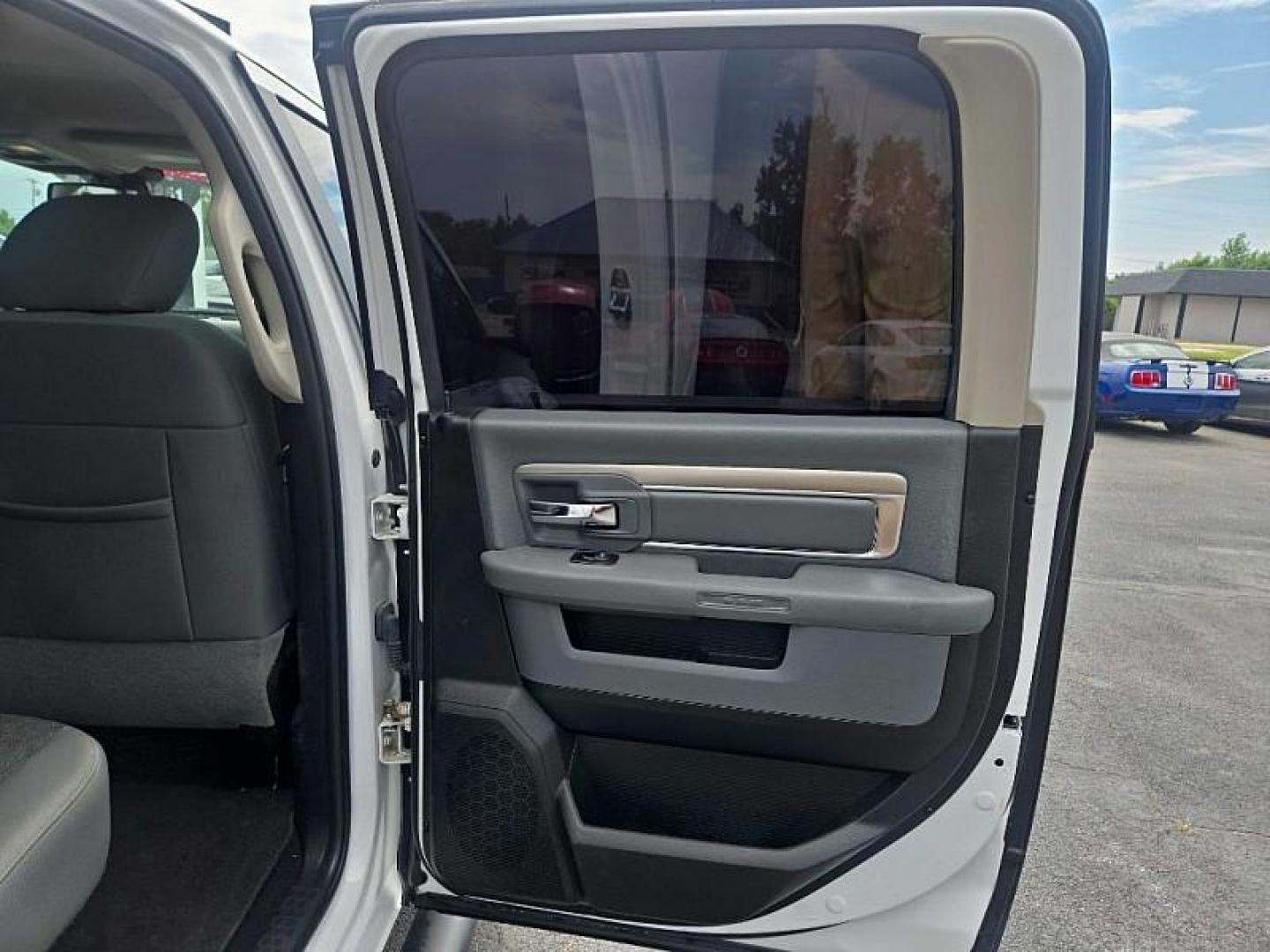 2019 WHITE /BLACK RAM 1500 SLT Crew Cab SWB 4WD (1C6RR7LT8KS) with an 5.7L V8 OHV 16V engine, 8A transmission, located at 3304 Woodville Road, Northwood, OH, 43619, (419) 210-8019, 41.612694, -83.480743 - Photo#8