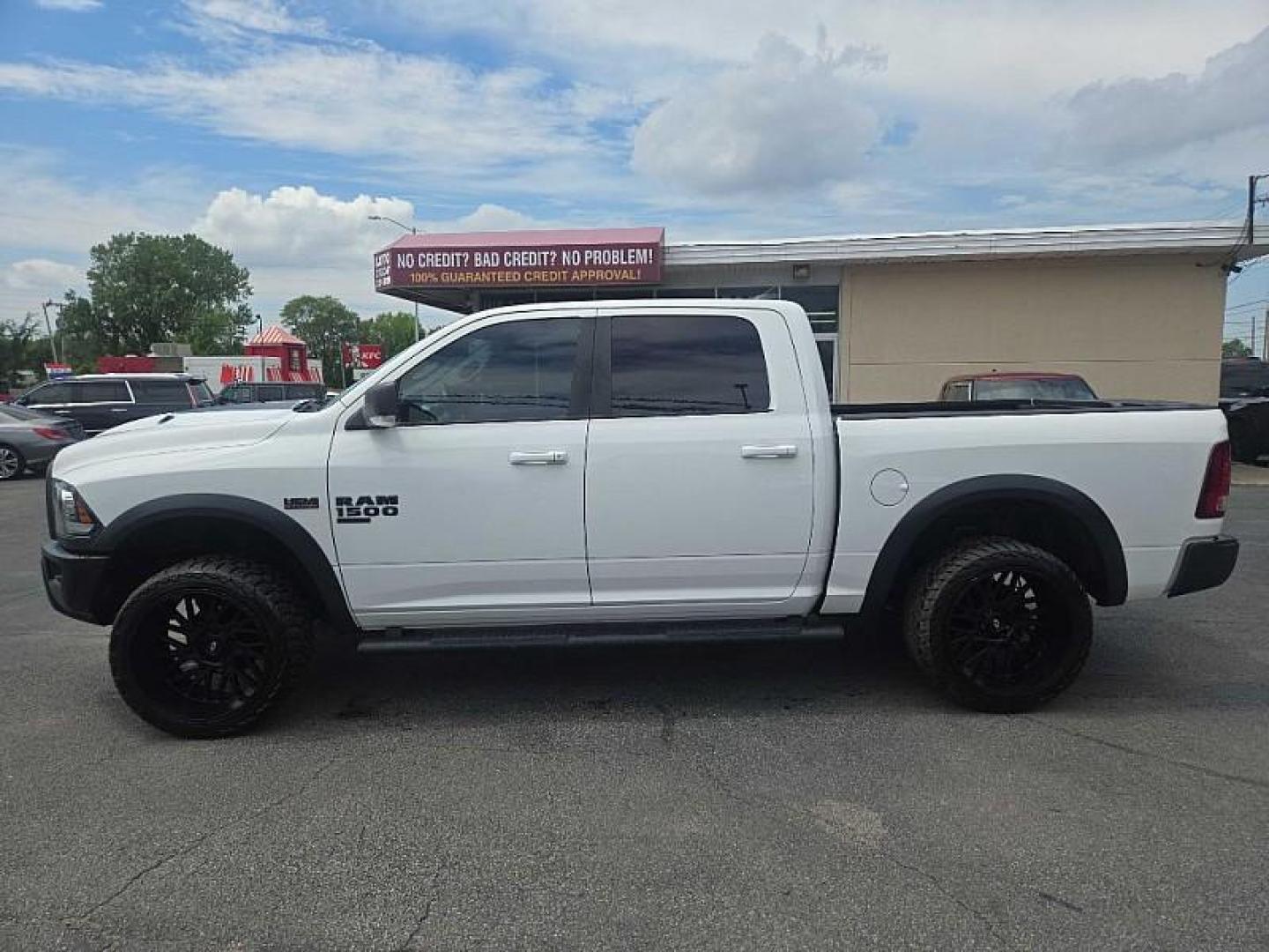 2019 WHITE /BLACK RAM 1500 SLT Crew Cab SWB 4WD (1C6RR7LT8KS) with an 5.7L V8 OHV 16V engine, 8A transmission, located at 3304 Woodville Road, Northwood, OH, 43619, (419) 210-8019, 41.612694, -83.480743 - Photo#1