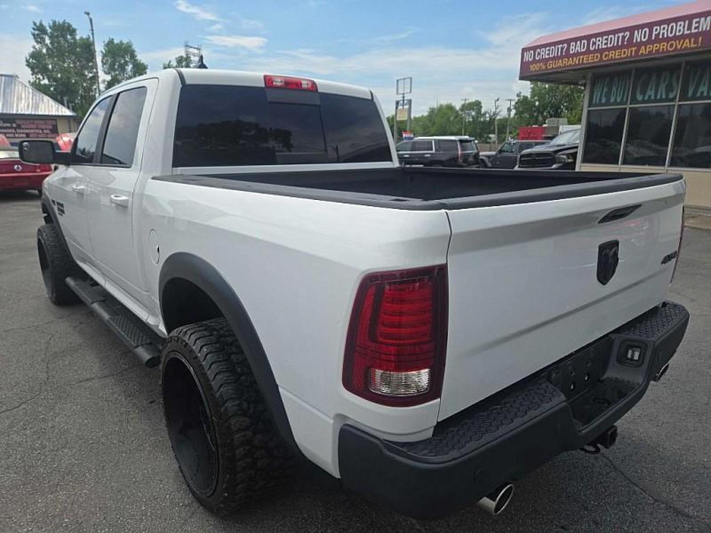 2019 WHITE /BLACK RAM 1500 SLT Crew Cab SWB 4WD (1C6RR7LT8KS) with an 5.7L V8 OHV 16V engine, 8A transmission, located at 3304 Woodville Road, Northwood, OH, 43619, (419) 210-8019, 41.612694, -83.480743 - Photo#2