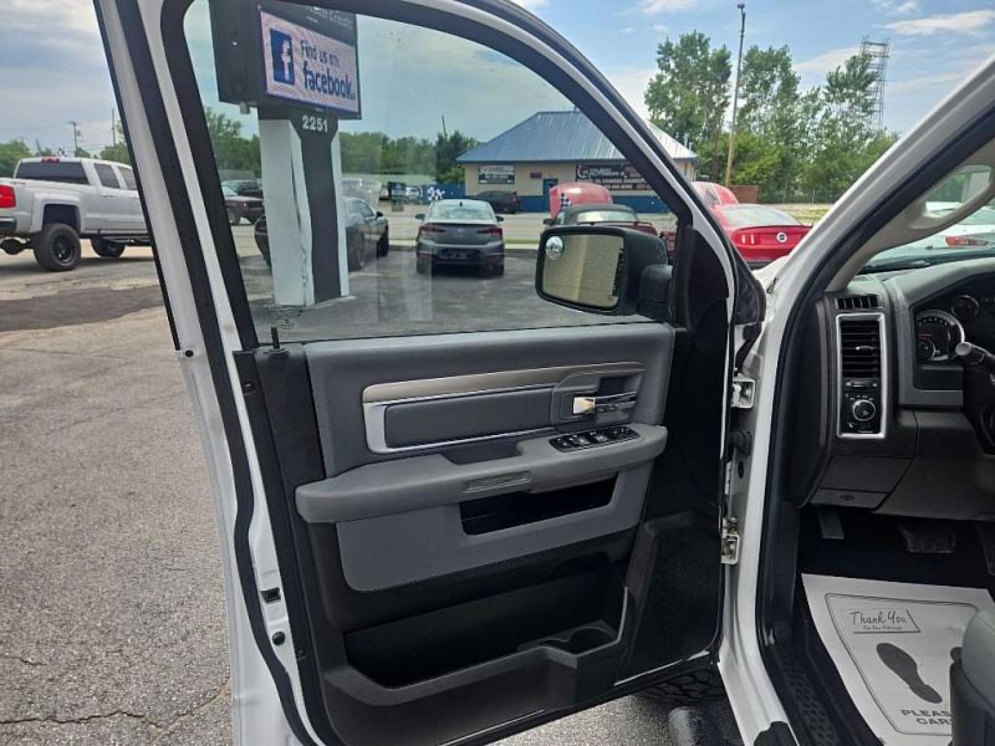 2019 WHITE /BLACK RAM 1500 SLT Crew Cab SWB 4WD (1C6RR7LT8KS) with an 5.7L V8 OHV 16V engine, 8A transmission, located at 3304 Woodville Road, Northwood, OH, 43619, (419) 210-8019, 41.612694, -83.480743 - Photo#6