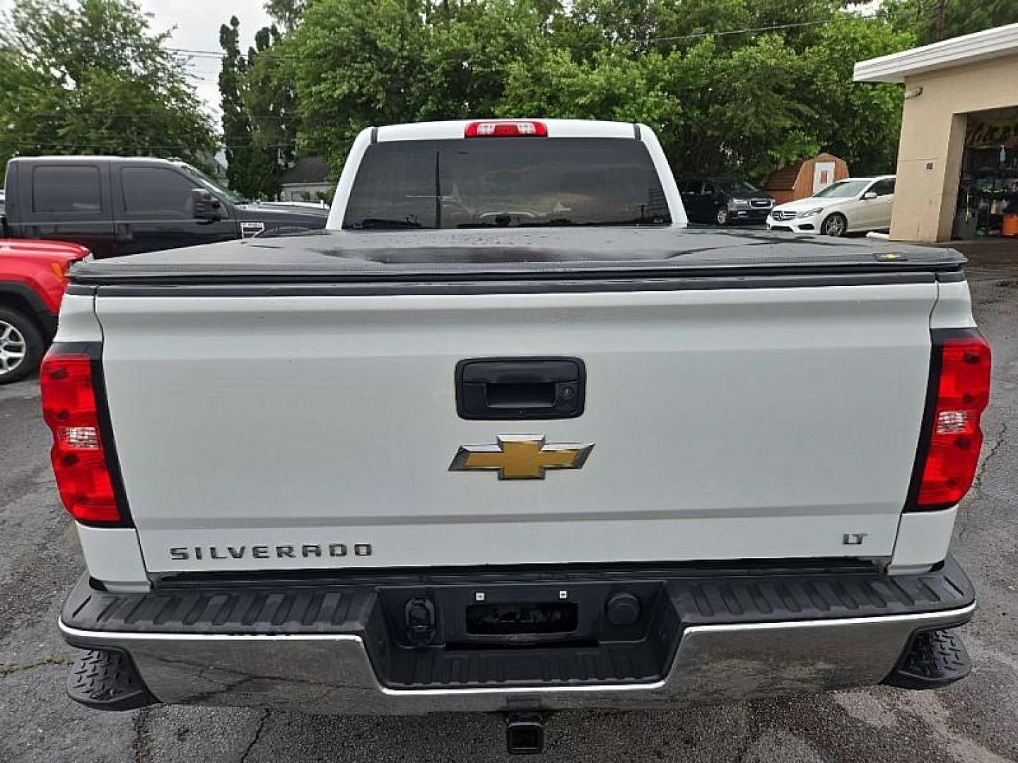 2018 WHITE Chevrolet Silverado 1500 LT Double Cab 4WD (1GCVKREC1JZ) with an 5.3L V8 OHV 16V engine, 6A transmission, located at 3304 Woodville Road, Northwood, OH, 43619, (419) 210-8019, 41.612694, -83.480743 - Your #1 Destination for Auto Loans and mdash;No Matter Your Credit!At our dealership, we believe everyone deserves the opportunity to drive their dream car and mdash;whether you have good credit, bad credit, or no credit at all. With a wide selection of hundreds of cars, trucks, and SUVs, you'll fin - Photo#3