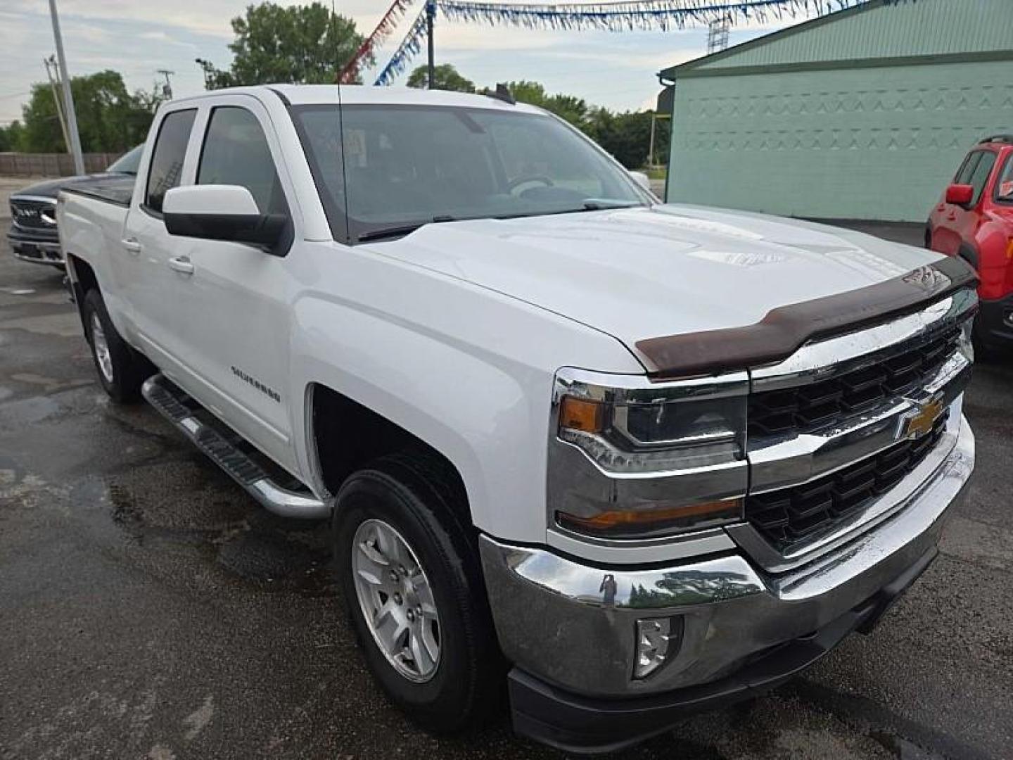 2018 WHITE Chevrolet Silverado 1500 LT Double Cab 4WD (1GCVKREC1JZ) with an 5.3L V8 OHV 16V engine, 6A transmission, located at 3304 Woodville Road, Northwood, OH, 43619, (419) 210-8019, 41.612694, -83.480743 - Your #1 Destination for Auto Loans and mdash;No Matter Your Credit!At our dealership, we believe everyone deserves the opportunity to drive their dream car and mdash;whether you have good credit, bad credit, or no credit at all. With a wide selection of hundreds of cars, trucks, and SUVs, you'll fin - Photo#6