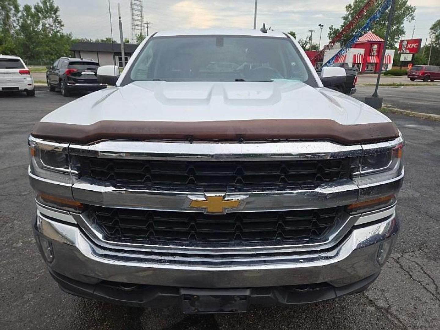 2018 WHITE Chevrolet Silverado 1500 LT Double Cab 4WD (1GCVKREC1JZ) with an 5.3L V8 OHV 16V engine, 6A transmission, located at 3304 Woodville Road, Northwood, OH, 43619, (419) 210-8019, 41.612694, -83.480743 - Your #1 Destination for Auto Loans and mdash;No Matter Your Credit!At our dealership, we believe everyone deserves the opportunity to drive their dream car and mdash;whether you have good credit, bad credit, or no credit at all. With a wide selection of hundreds of cars, trucks, and SUVs, you'll fin - Photo#7