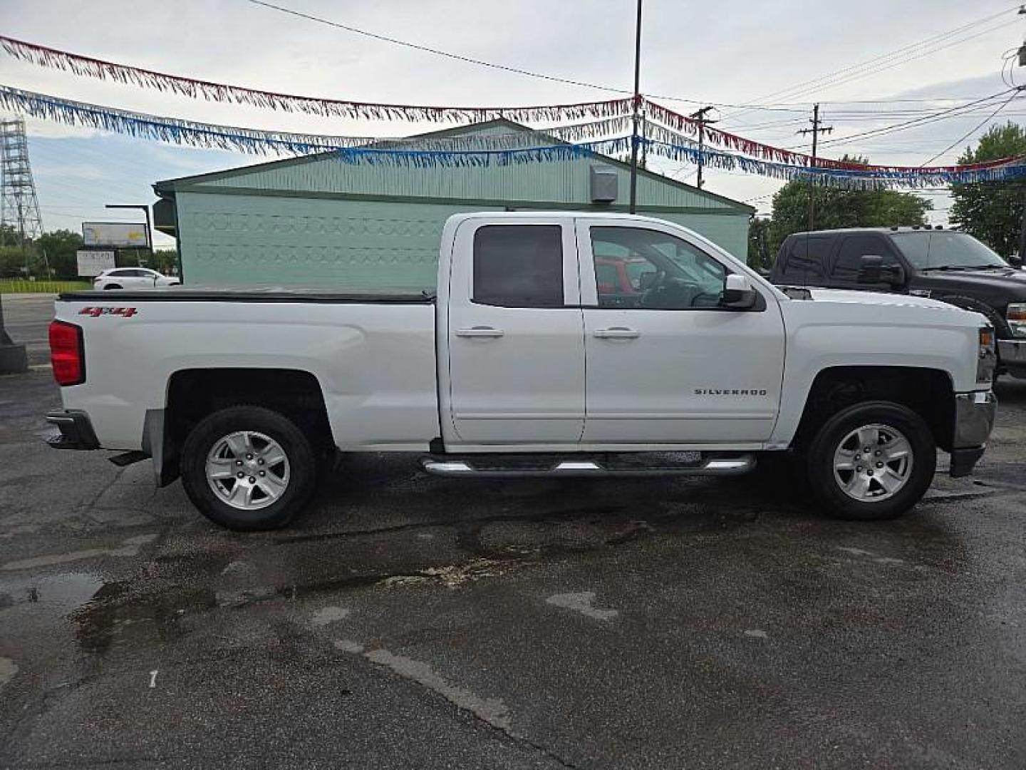 2018 WHITE Chevrolet Silverado 1500 LT Double Cab 4WD (1GCVKREC1JZ) with an 5.3L V8 OHV 16V engine, 6A transmission, located at 3304 Woodville Road, Northwood, OH, 43619, (419) 210-8019, 41.612694, -83.480743 - Your #1 Destination for Auto Loans and mdash;No Matter Your Credit!At our dealership, we believe everyone deserves the opportunity to drive their dream car and mdash;whether you have good credit, bad credit, or no credit at all. With a wide selection of hundreds of cars, trucks, and SUVs, you'll fin - Photo#5