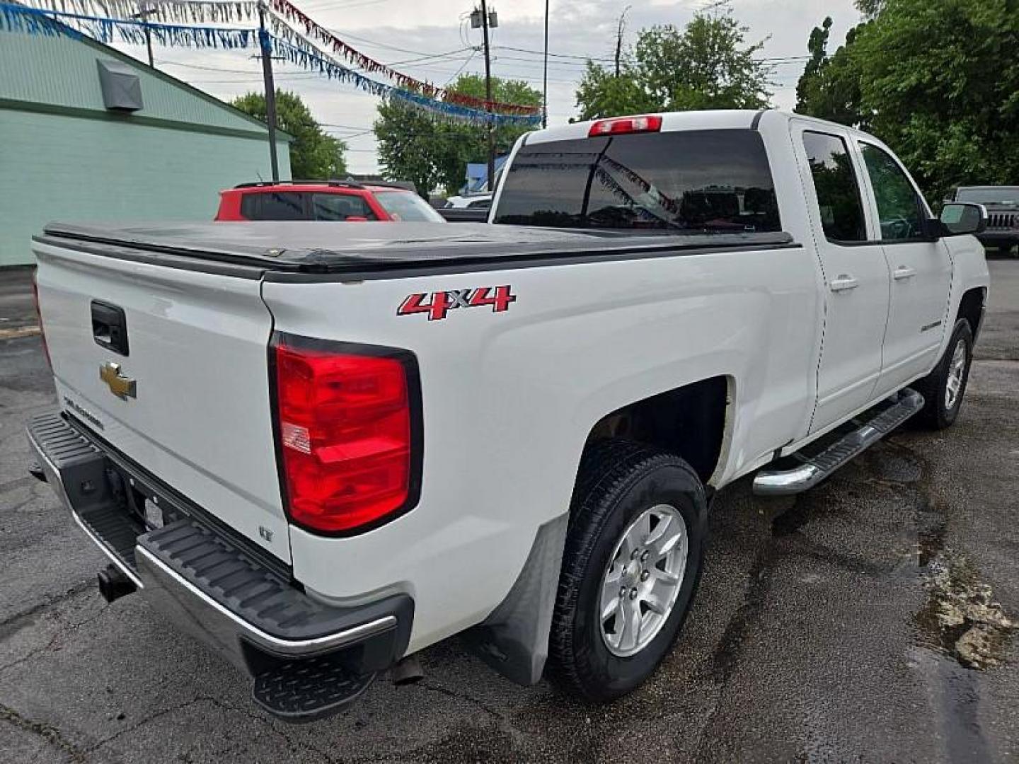2018 WHITE Chevrolet Silverado 1500 LT Double Cab 4WD (1GCVKREC1JZ) with an 5.3L V8 OHV 16V engine, 6A transmission, located at 3304 Woodville Road, Northwood, OH, 43619, (419) 210-8019, 41.612694, -83.480743 - Your #1 Destination for Auto Loans and mdash;No Matter Your Credit!At our dealership, we believe everyone deserves the opportunity to drive their dream car and mdash;whether you have good credit, bad credit, or no credit at all. With a wide selection of hundreds of cars, trucks, and SUVs, you'll fin - Photo#4