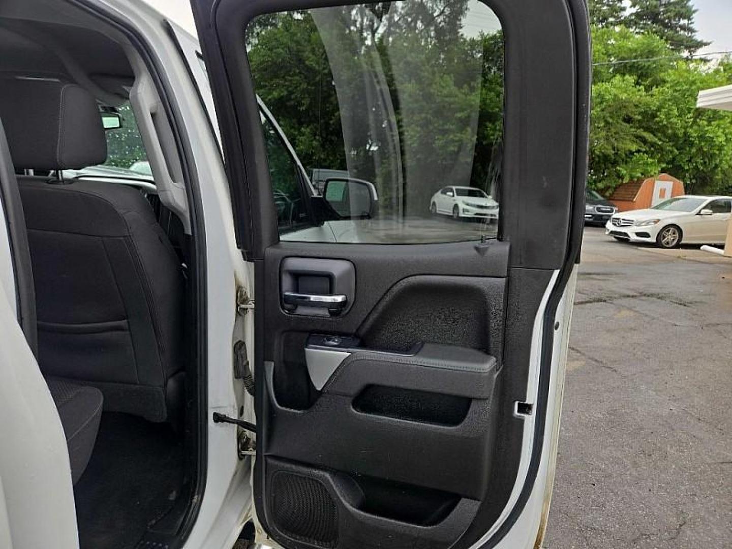 2018 WHITE Chevrolet Silverado 1500 LT Double Cab 4WD (1GCVKREC1JZ) with an 5.3L V8 OHV 16V engine, 6A transmission, located at 3304 Woodville Road, Northwood, OH, 43619, (419) 210-8019, 41.612694, -83.480743 - Your #1 Destination for Auto Loans and mdash;No Matter Your Credit!At our dealership, we believe everyone deserves the opportunity to drive their dream car and mdash;whether you have good credit, bad credit, or no credit at all. With a wide selection of hundreds of cars, trucks, and SUVs, you'll fin - Photo#12