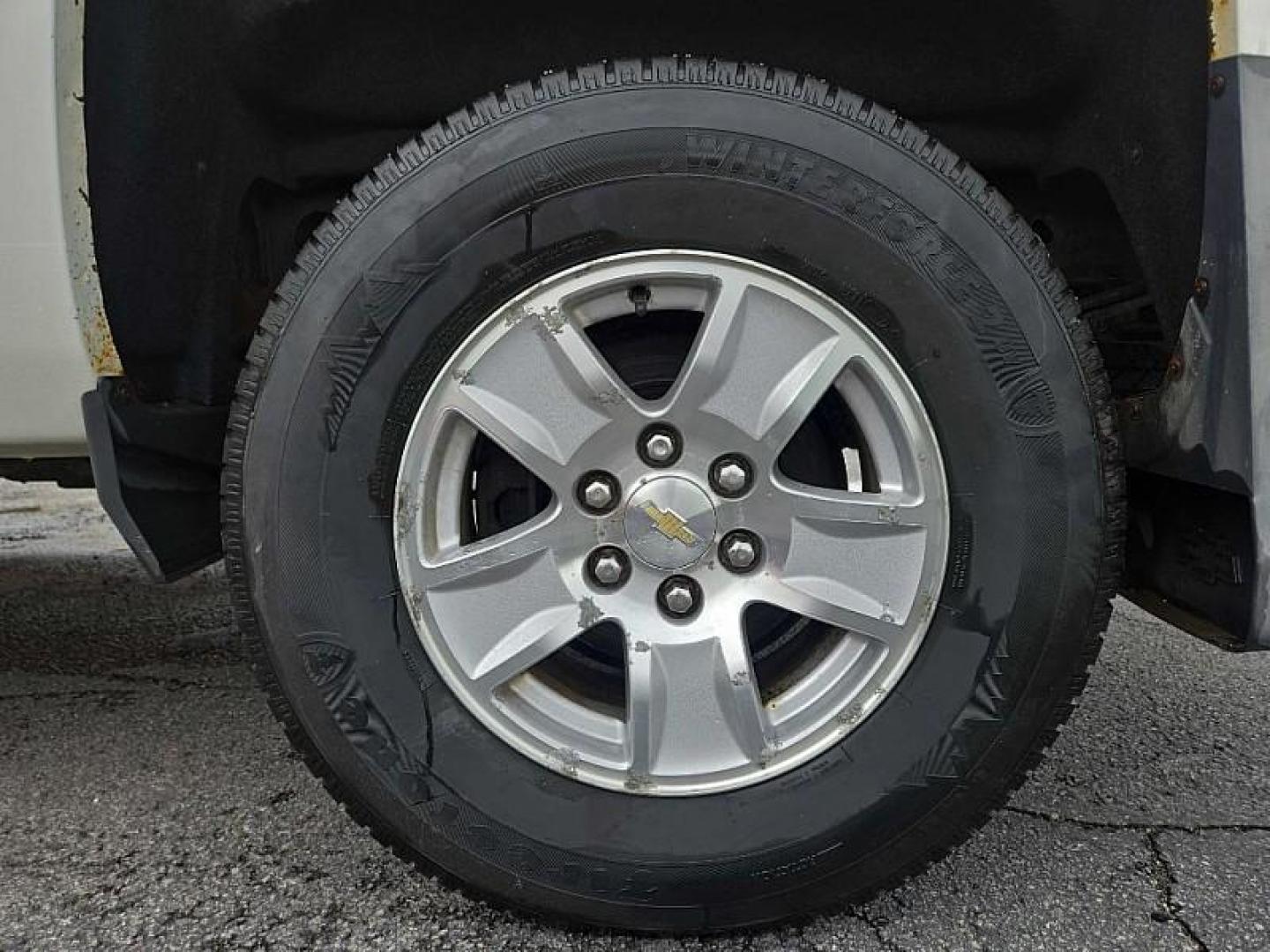 2018 WHITE Chevrolet Silverado 1500 LT Double Cab 4WD (1GCVKREC1JZ) with an 5.3L V8 OHV 16V engine, 6A transmission, located at 3304 Woodville Road, Northwood, OH, 43619, (419) 210-8019, 41.612694, -83.480743 - Your #1 Destination for Auto Loans and mdash;No Matter Your Credit!At our dealership, we believe everyone deserves the opportunity to drive their dream car and mdash;whether you have good credit, bad credit, or no credit at all. With a wide selection of hundreds of cars, trucks, and SUVs, you'll fin - Photo#16