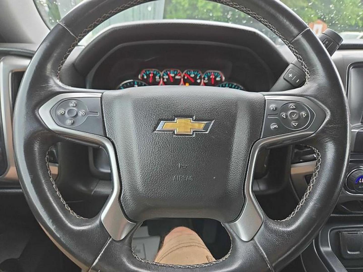 2018 WHITE Chevrolet Silverado 1500 LT Double Cab 4WD (1GCVKREC1JZ) with an 5.3L V8 OHV 16V engine, 6A transmission, located at 3304 Woodville Road, Northwood, OH, 43619, (419) 210-8019, 41.612694, -83.480743 - Your #1 Destination for Auto Loans and mdash;No Matter Your Credit!At our dealership, we believe everyone deserves the opportunity to drive their dream car and mdash;whether you have good credit, bad credit, or no credit at all. With a wide selection of hundreds of cars, trucks, and SUVs, you'll fin - Photo#17