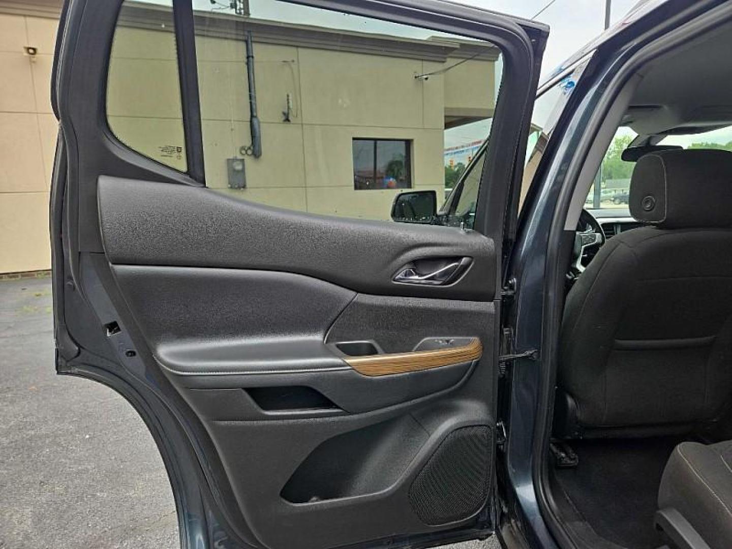 2019 BLUE /BLACK GMC Acadia SLE-2 AWD (1GKKNSLS4KZ) with an 3.6L V6 DOHC 24V engine, 6A transmission, located at 3304 Woodville Road, Northwood, OH, 43619, (419) 210-8019, 41.612694, -83.480743 - Your #1 Destination for Auto Loans and mdash;No Matter Your Credit!At our dealership, we believe everyone deserves the opportunity to drive their dream car and mdash;whether you have good credit, bad credit, or no credit at all. With a wide selection of hundreds of cars, trucks, and SUVs, you'll fin - Photo#10