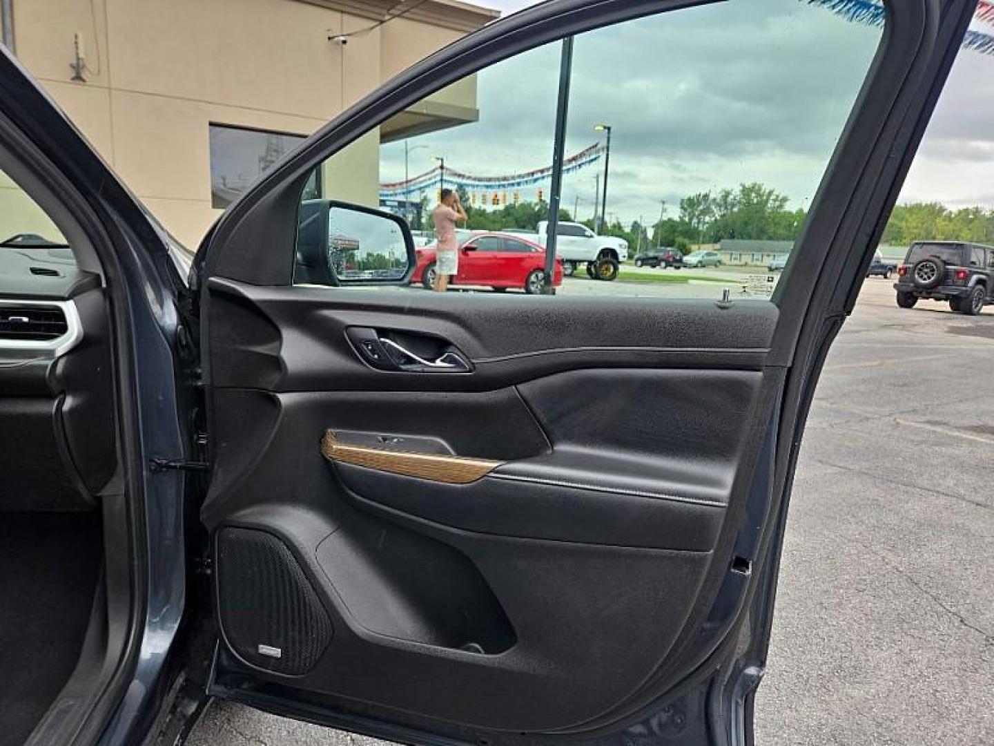 2019 BLUE /BLACK GMC Acadia SLE-2 AWD (1GKKNSLS4KZ) with an 3.6L V6 DOHC 24V engine, 6A transmission, located at 3304 Woodville Road, Northwood, OH, 43619, (419) 210-8019, 41.612694, -83.480743 - Your #1 Destination for Auto Loans and mdash;No Matter Your Credit!At our dealership, we believe everyone deserves the opportunity to drive their dream car and mdash;whether you have good credit, bad credit, or no credit at all. With a wide selection of hundreds of cars, trucks, and SUVs, you'll fin - Photo#17