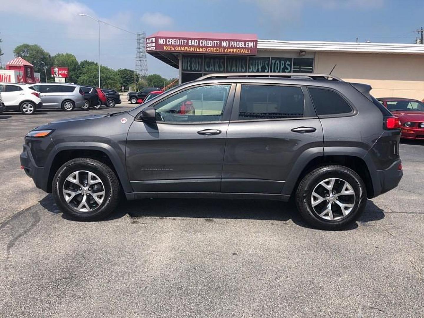 2015 GRAY /BLACK Jeep Cherokee Trailhawk 4WD (1C4PJMBS1FW) with an 3.2L V6 DOHC 24V engine, 9-Speed Automatic transmission, located at 3304 Woodville Road, Northwood, OH, 43619, (419) 210-8019, 41.612694, -83.480743 - Your #1 Destination for Auto Loans and mdash;No Matter Your Credit!At our dealership, we believe everyone deserves the opportunity to drive their dream car and mdash;whether you have good credit, bad credit, or no credit at all. With a wide selection of hundreds of cars, trucks, and SUVs, you'll fin - Photo#1