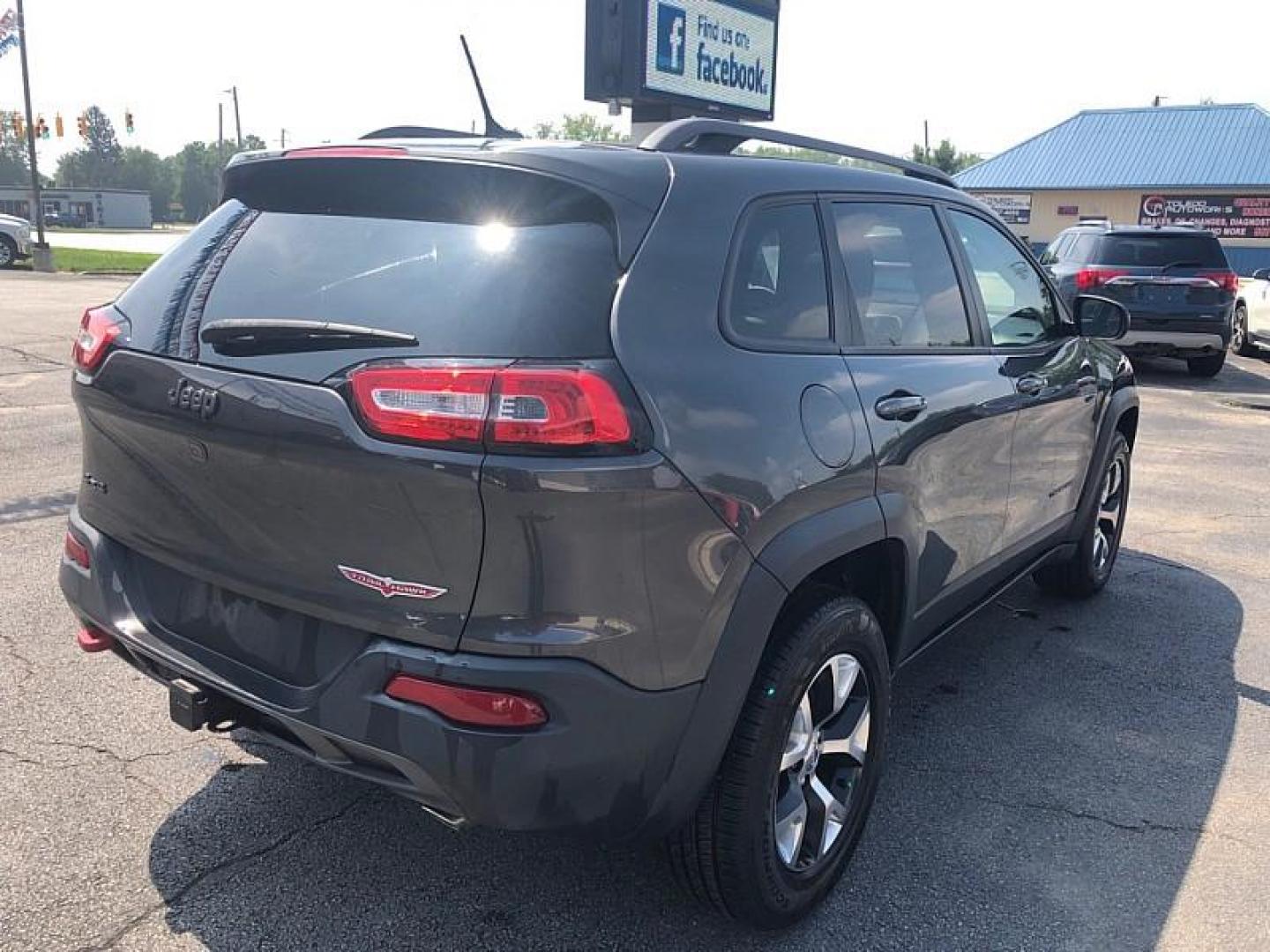 2015 GRAY /BLACK Jeep Cherokee Trailhawk 4WD (1C4PJMBS1FW) with an 3.2L V6 DOHC 24V engine, 9-Speed Automatic transmission, located at 3304 Woodville Road, Northwood, OH, 43619, (419) 210-8019, 41.612694, -83.480743 - Your #1 Destination for Auto Loans and mdash;No Matter Your Credit!At our dealership, we believe everyone deserves the opportunity to drive their dream car and mdash;whether you have good credit, bad credit, or no credit at all. With a wide selection of hundreds of cars, trucks, and SUVs, you'll fin - Photo#4