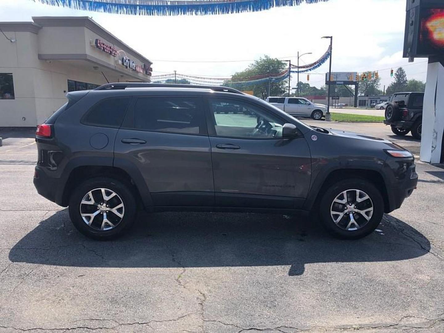 2015 GRAY /BLACK Jeep Cherokee Trailhawk 4WD (1C4PJMBS1FW) with an 3.2L V6 DOHC 24V engine, 9-Speed Automatic transmission, located at 3304 Woodville Road, Northwood, OH, 43619, (419) 210-8019, 41.612694, -83.480743 - Your #1 Destination for Auto Loans and mdash;No Matter Your Credit!At our dealership, we believe everyone deserves the opportunity to drive their dream car and mdash;whether you have good credit, bad credit, or no credit at all. With a wide selection of hundreds of cars, trucks, and SUVs, you'll fin - Photo#5