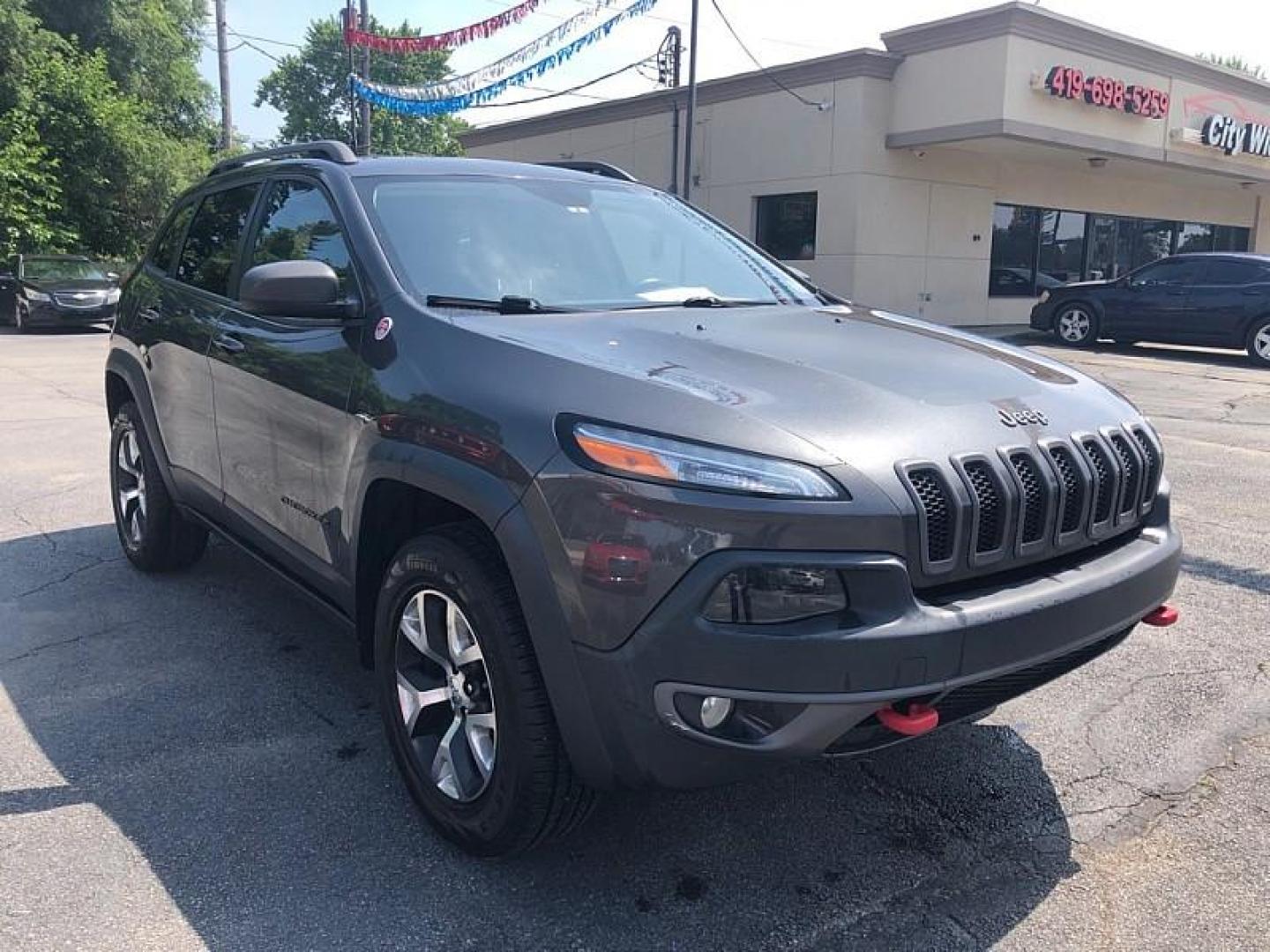 2015 GRAY /BLACK Jeep Cherokee Trailhawk 4WD (1C4PJMBS1FW) with an 3.2L V6 DOHC 24V engine, 9-Speed Automatic transmission, located at 3304 Woodville Road, Northwood, OH, 43619, (419) 210-8019, 41.612694, -83.480743 - Your #1 Destination for Auto Loans and mdash;No Matter Your Credit!At our dealership, we believe everyone deserves the opportunity to drive their dream car and mdash;whether you have good credit, bad credit, or no credit at all. With a wide selection of hundreds of cars, trucks, and SUVs, you'll fin - Photo#6