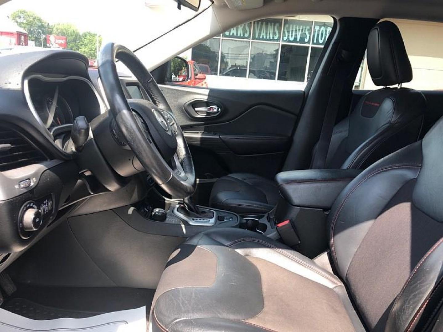 2015 GRAY /BLACK Jeep Cherokee Trailhawk 4WD (1C4PJMBS1FW) with an 3.2L V6 DOHC 24V engine, 9-Speed Automatic transmission, located at 3304 Woodville Road, Northwood, OH, 43619, (419) 210-8019, 41.612694, -83.480743 - Your #1 Destination for Auto Loans and mdash;No Matter Your Credit!At our dealership, we believe everyone deserves the opportunity to drive their dream car and mdash;whether you have good credit, bad credit, or no credit at all. With a wide selection of hundreds of cars, trucks, and SUVs, you'll fin - Photo#9