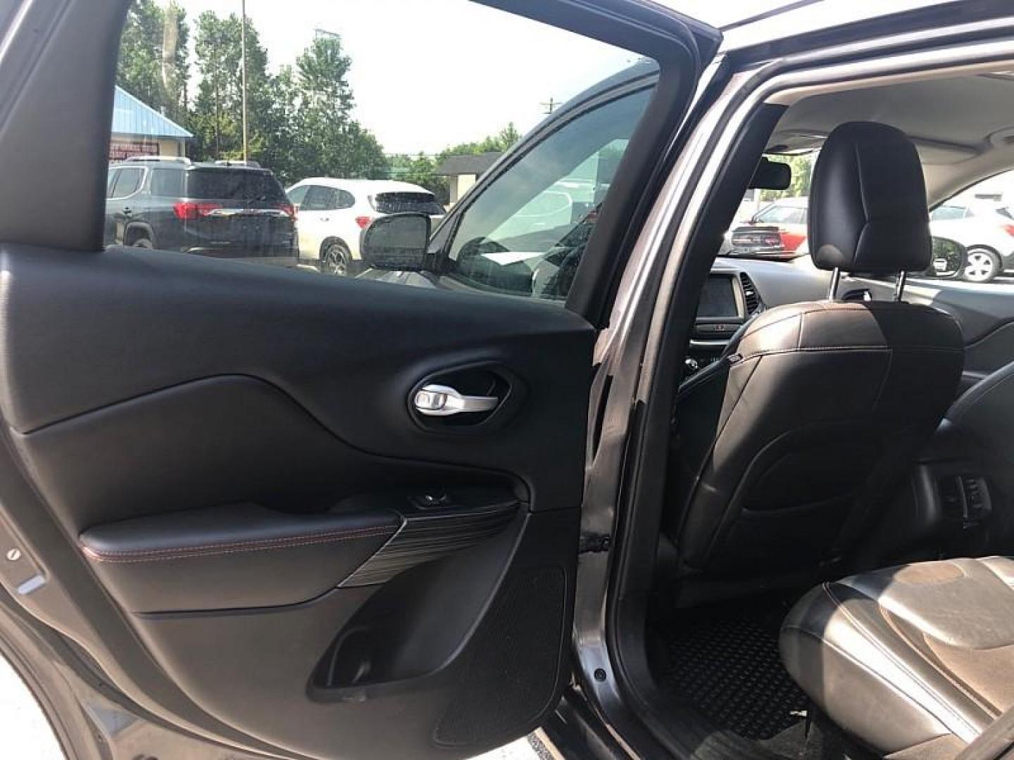 2015 GRAY /BLACK Jeep Cherokee Trailhawk 4WD (1C4PJMBS1FW) with an 3.2L V6 DOHC 24V engine, 9-Speed Automatic transmission, located at 3304 Woodville Road, Northwood, OH, 43619, (419) 210-8019, 41.612694, -83.480743 - Your #1 Destination for Auto Loans and mdash;No Matter Your Credit!At our dealership, we believe everyone deserves the opportunity to drive their dream car and mdash;whether you have good credit, bad credit, or no credit at all. With a wide selection of hundreds of cars, trucks, and SUVs, you'll fin - Photo#10