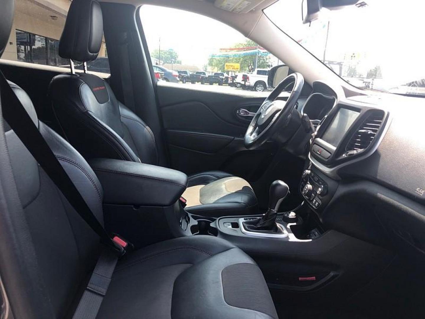 2015 GRAY /BLACK Jeep Cherokee Trailhawk 4WD (1C4PJMBS1FW) with an 3.2L V6 DOHC 24V engine, 9-Speed Automatic transmission, located at 3304 Woodville Road, Northwood, OH, 43619, (419) 210-8019, 41.612694, -83.480743 - Your #1 Destination for Auto Loans and mdash;No Matter Your Credit!At our dealership, we believe everyone deserves the opportunity to drive their dream car and mdash;whether you have good credit, bad credit, or no credit at all. With a wide selection of hundreds of cars, trucks, and SUVs, you'll fin - Photo#16