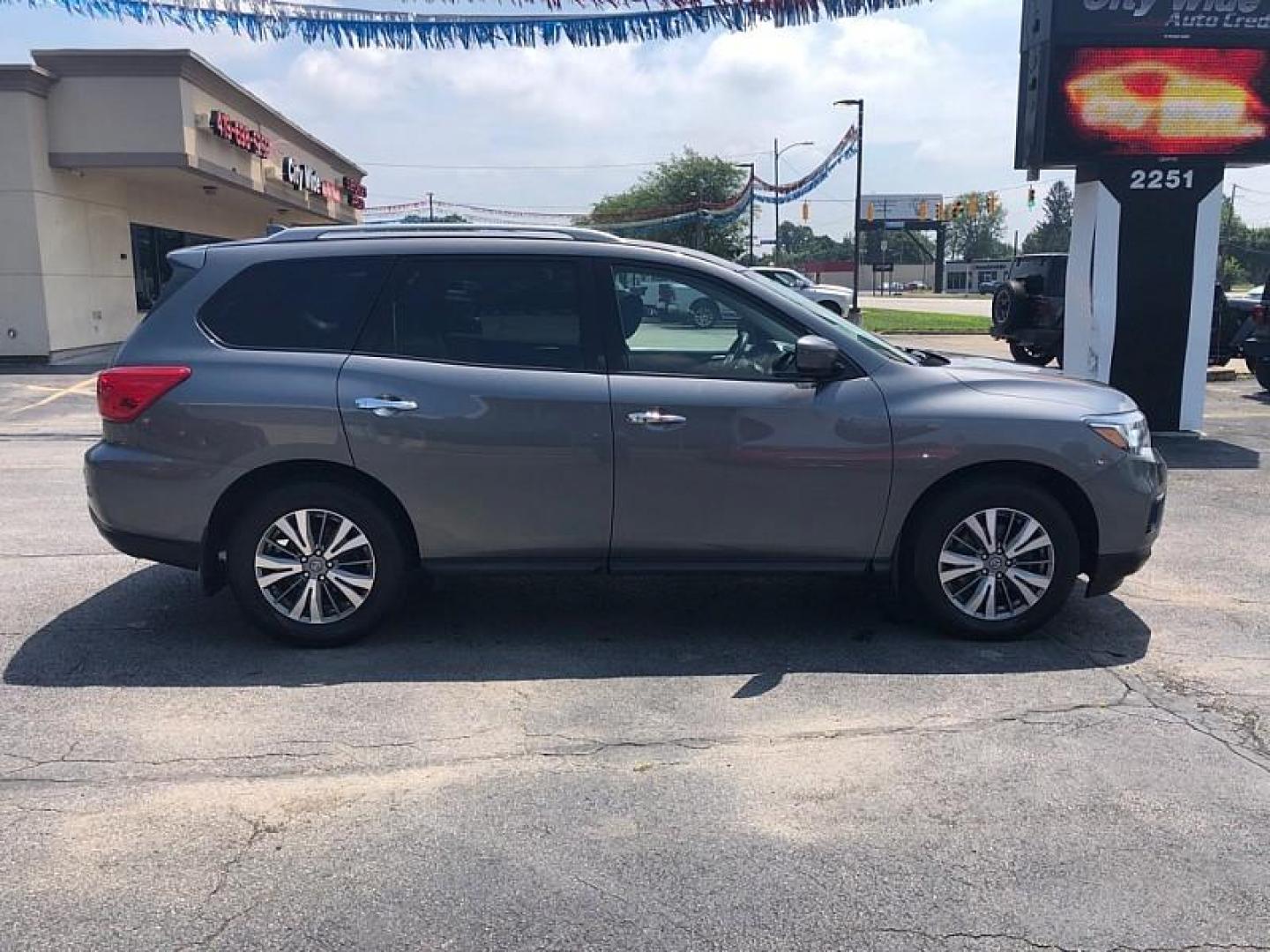 2019 GRAY /BLACK Nissan Pathfinder S 4WD (5N1DR2MM9KC) with an 3.5L V6 DOHC 24V engine, CVT transmission, located at 3304 Woodville Road, Northwood, OH, 43619, (419) 210-8019, 41.612694, -83.480743 - Your #1 Destination for Auto Loans and mdash;No Matter Your Credit!At our dealership, we believe everyone deserves the opportunity to drive their dream car and mdash;whether you have good credit, bad credit, or no credit at all. With a wide selection of hundreds of cars, trucks, and SUVs, you'll fin - Photo#5