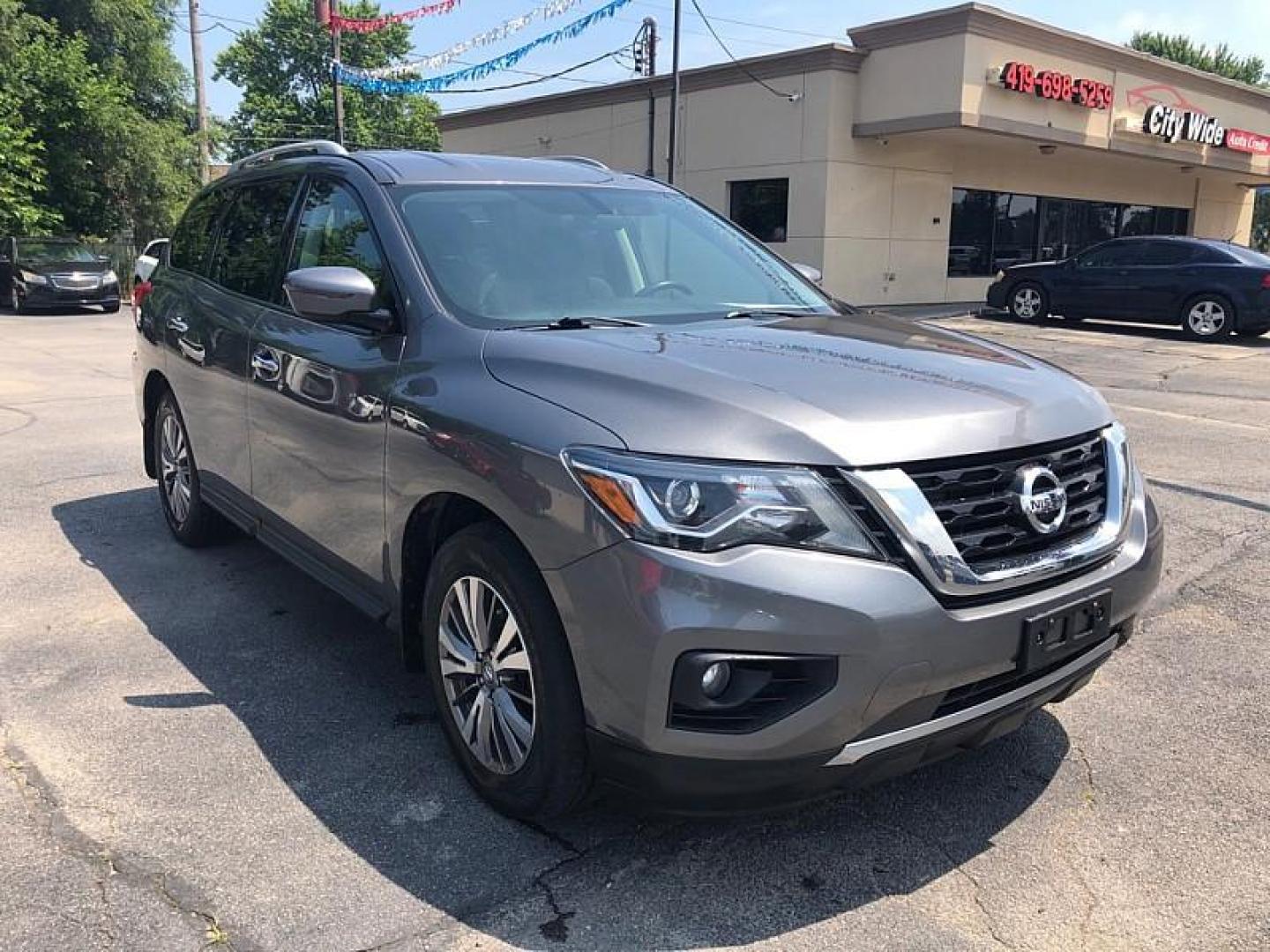2019 GRAY /BLACK Nissan Pathfinder S 4WD (5N1DR2MM9KC) with an 3.5L V6 DOHC 24V engine, CVT transmission, located at 3304 Woodville Road, Northwood, OH, 43619, (419) 210-8019, 41.612694, -83.480743 - Your #1 Destination for Auto Loans and mdash;No Matter Your Credit!At our dealership, we believe everyone deserves the opportunity to drive their dream car and mdash;whether you have good credit, bad credit, or no credit at all. With a wide selection of hundreds of cars, trucks, and SUVs, you'll fin - Photo#6