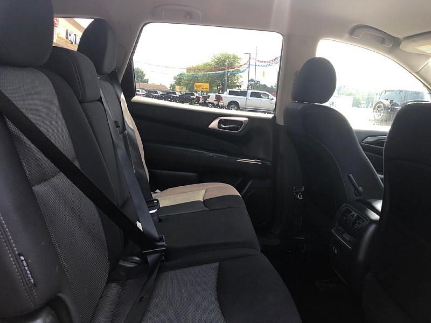 2019 GRAY /BLACK Nissan Pathfinder S 4WD (5N1DR2MM9KC) with an 3.5L V6 DOHC 24V engine, CVT transmission, located at 3304 Woodville Road, Northwood, OH, 43619, (419) 210-8019, 41.612694, -83.480743 - Your #1 Destination for Auto Loans and mdash;No Matter Your Credit!At our dealership, we believe everyone deserves the opportunity to drive their dream car and mdash;whether you have good credit, bad credit, or no credit at all. With a wide selection of hundreds of cars, trucks, and SUVs, you'll fin - Photo#14