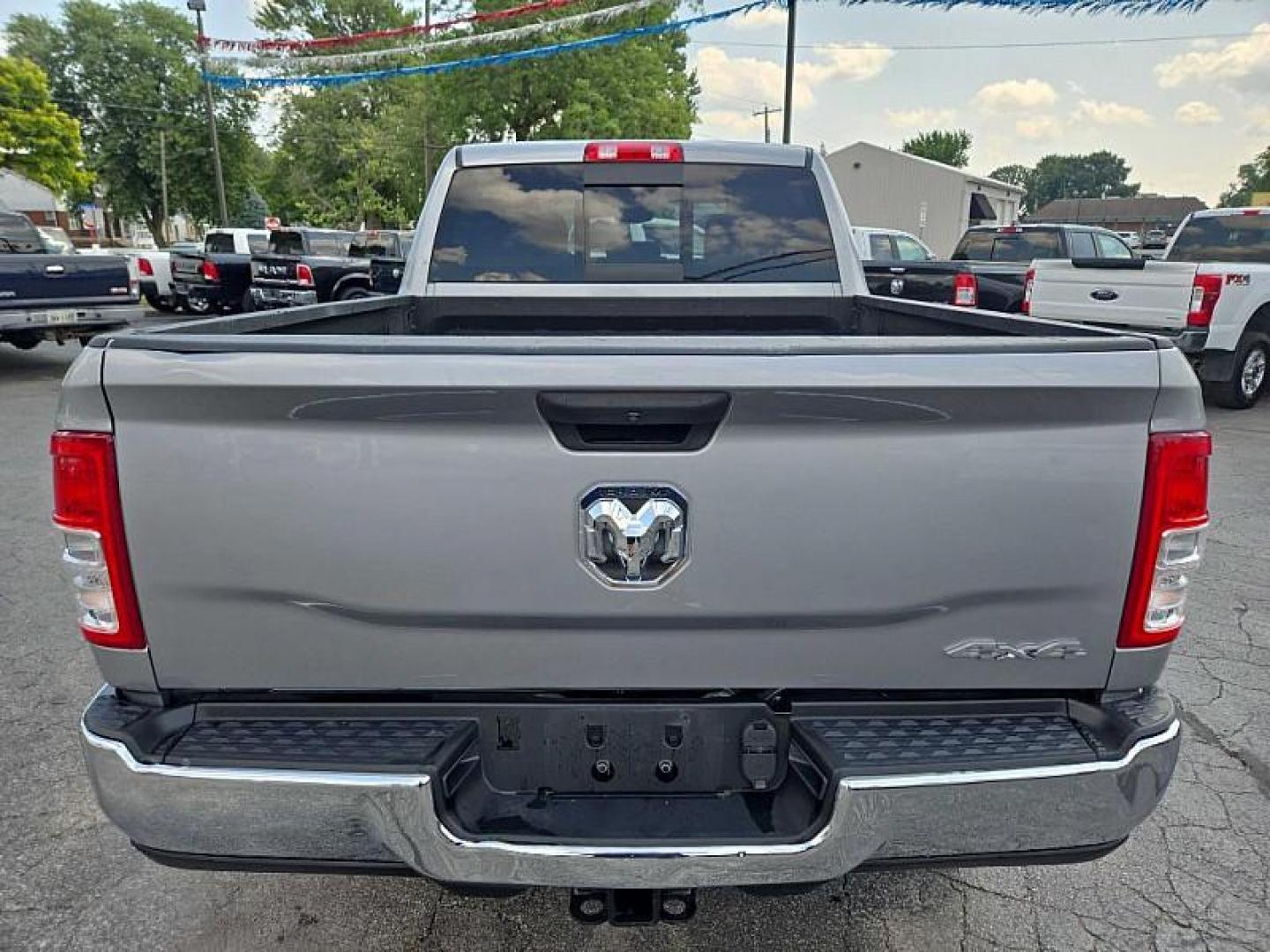 2022 SILVER /BLACK RAM 2500 Tradesman Crew Cab SWB 4WD (3C6UR5CJ2NG) with an 6.4L V8 engine, 6A transmission, located at 3304 Woodville Road, Northwood, OH, 43619, (419) 210-8019, 41.612694, -83.480743 - Your #1 Destination for Auto Loans and mdash;No Matter Your Credit!At our dealership, we believe everyone deserves the opportunity to drive their dream car and mdash;whether you have good credit, bad credit, or no credit at all. With a wide selection of hundreds of cars, trucks, and SUVs, you'll fin - Photo#3