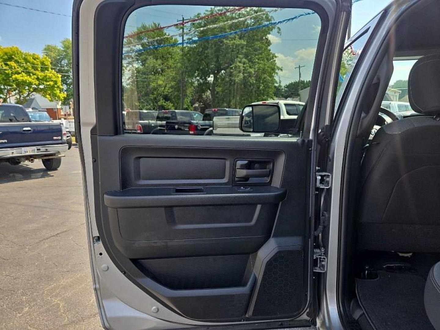 2022 SILVER /BLACK RAM 2500 Tradesman Crew Cab SWB 4WD (3C6UR5CJ2NG) with an 6.4L V8 engine, 6A transmission, located at 3304 Woodville Road, Northwood, OH, 43619, (419) 210-8019, 41.612694, -83.480743 - Your #1 Destination for Auto Loans and mdash;No Matter Your Credit!At our dealership, we believe everyone deserves the opportunity to drive their dream car and mdash;whether you have good credit, bad credit, or no credit at all. With a wide selection of hundreds of cars, trucks, and SUVs, you'll fin - Photo#9