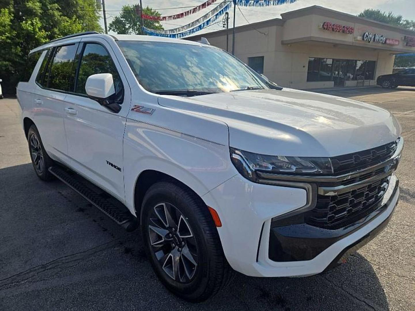 2021 WHITE /BLACK Chevrolet Tahoe Z71 (1GNSKPKD7MR) with an 5.3L V8 OHV 16V engine, 10A transmission, located at 3304 Woodville Road, Northwood, OH, 43619, (419) 210-8019, 41.612694, -83.480743 - Your #1 Destination for Auto Loans and mdash;No Matter Your Credit!At our dealership, we believe everyone deserves the opportunity to drive their dream car and mdash;whether you have good credit, bad credit, or no credit at all. With a wide selection of hundreds of cars, trucks, and SUVs, you'll fin - Photo#4