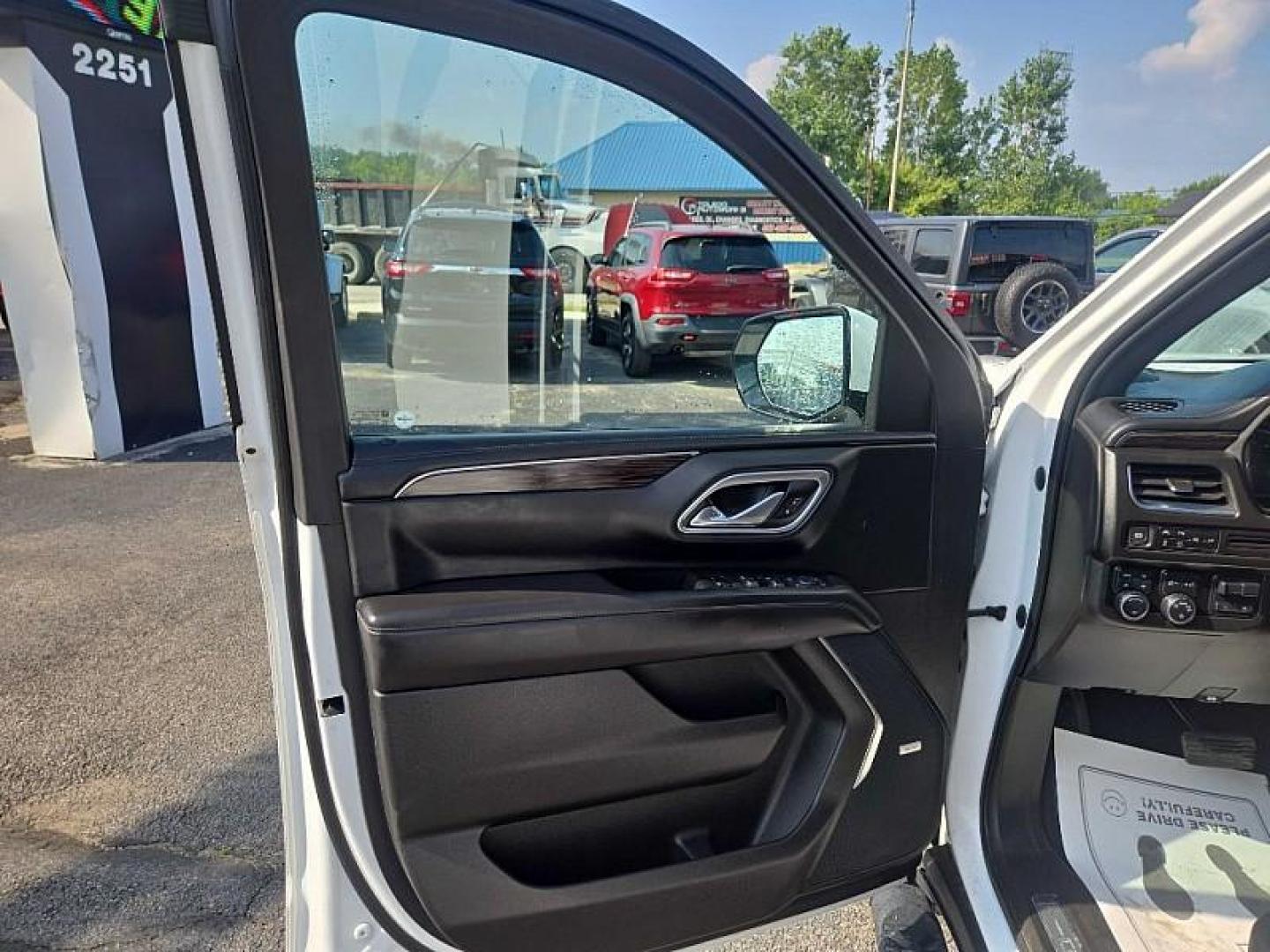 2021 WHITE /BLACK Chevrolet Tahoe Z71 (1GNSKPKD7MR) with an 5.3L V8 OHV 16V engine, 10A transmission, located at 3304 Woodville Road, Northwood, OH, 43619, (419) 210-8019, 41.612694, -83.480743 - Your #1 Destination for Auto Loans and mdash;No Matter Your Credit!At our dealership, we believe everyone deserves the opportunity to drive their dream car and mdash;whether you have good credit, bad credit, or no credit at all. With a wide selection of hundreds of cars, trucks, and SUVs, you'll fin - Photo#6