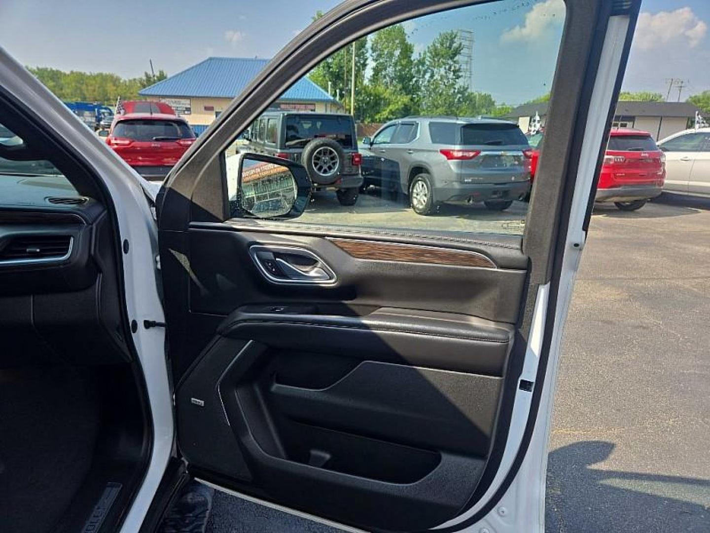 2021 WHITE /BLACK Chevrolet Tahoe Z71 (1GNSKPKD7MR) with an 5.3L V8 OHV 16V engine, 10A transmission, located at 3304 Woodville Road, Northwood, OH, 43619, (419) 210-8019, 41.612694, -83.480743 - Your #1 Destination for Auto Loans and mdash;No Matter Your Credit!At our dealership, we believe everyone deserves the opportunity to drive their dream car and mdash;whether you have good credit, bad credit, or no credit at all. With a wide selection of hundreds of cars, trucks, and SUVs, you'll fin - Photo#17