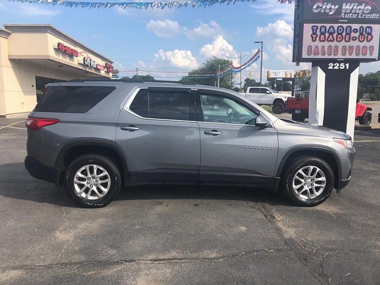 2019 GRAY /BLACK Chevrolet Traverse LT Cloth AWD (1GNEVGKW0KJ) with an 3.6L V6 DOHC 24V engine, 9A transmission, located at 3304 Woodville Road, Northwood, OH, 43619, (419) 210-8019, 41.612694, -83.480743 - Your #1 Destination for Auto Loans and mdash;No Matter Your Credit!At our dealership, we believe everyone deserves the opportunity to drive their dream car and mdash;whether you have good credit, bad credit, or no credit at all. With a wide selection of hundreds of cars, trucks, and SUVs, you'll fin - Photo#5
