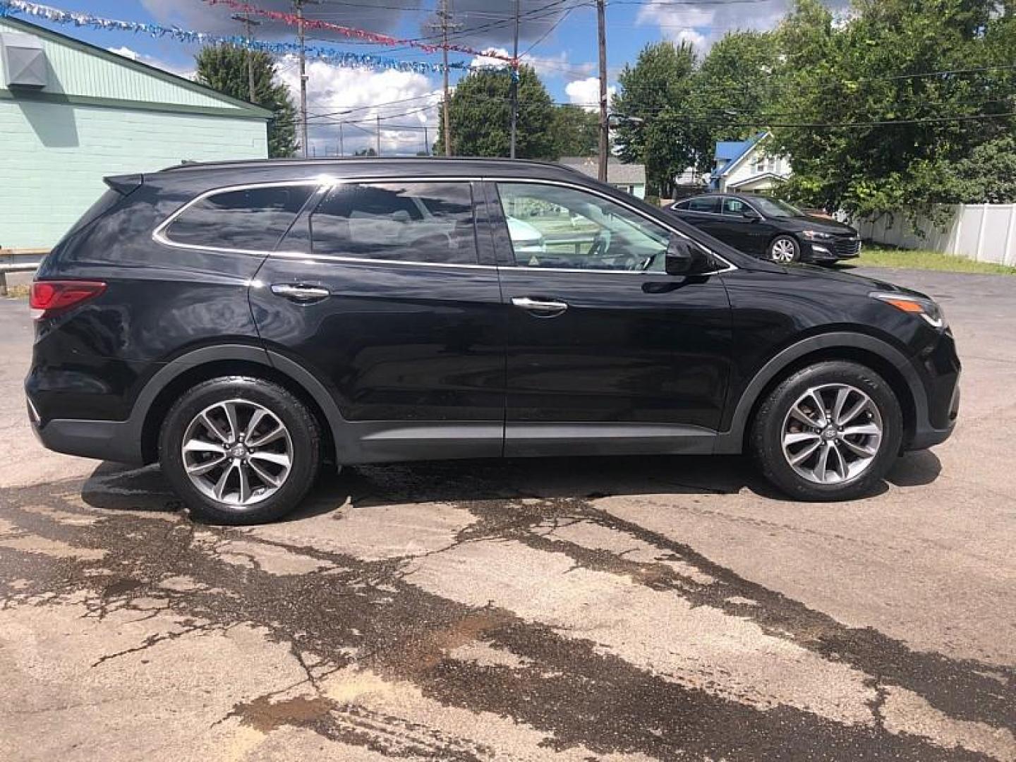 2017 BLACK /BLACK Hyundai Santa Fe SE AWD (KM8SMDHF6HU) with an 3.3L V6 DOHC 24V engine, 6A transmission, located at 3304 Woodville Road, Northwood, OH, 43619, (419) 210-8019, 41.612694, -83.480743 - Your #1 Destination for Auto Loans and mdash;No Matter Your Credit!At our dealership, we believe everyone deserves the opportunity to drive their dream car and mdash;whether you have good credit, bad credit, or no credit at all. With a wide selection of hundreds of cars, trucks, and SUVs, you'll fin - Photo#5