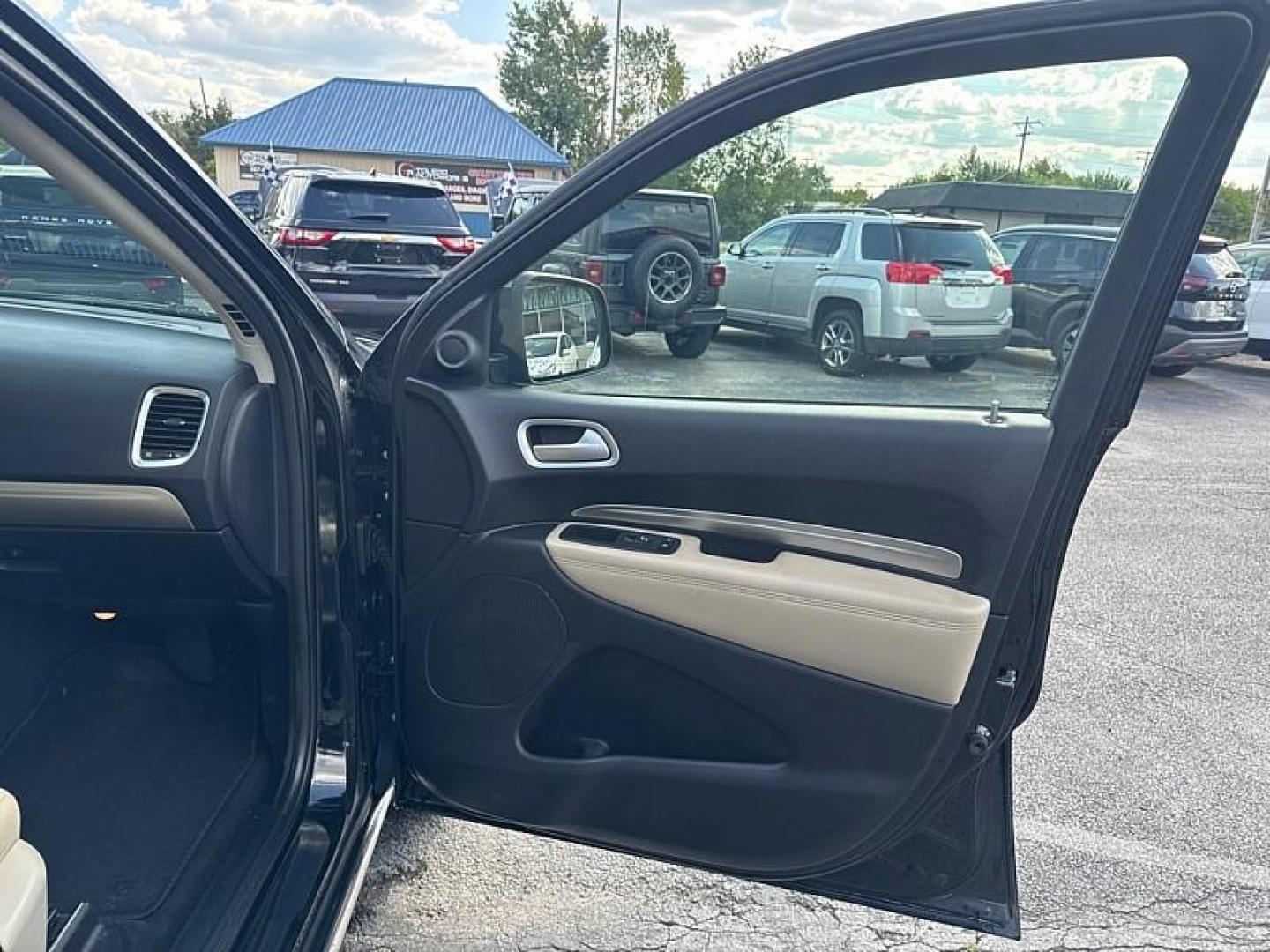 2020 BLACK /TAN Dodge Durango SXT AWD (1C4RDJAG8LC) with an 3.6L V6 DOHC 24V engine, 8A transmission, located at 3304 Woodville Road, Northwood, OH, 43619, (419) 210-8019, 41.612694, -83.480743 - Your #1 Destination for Auto Loans and mdash;No Matter Your Credit!At our dealership, we believe everyone deserves the opportunity to drive their dream car and mdash;whether you have good credit, bad credit, or no credit at all. With a wide selection of hundreds of cars, trucks, and SUVs, you'll fin - Photo#17