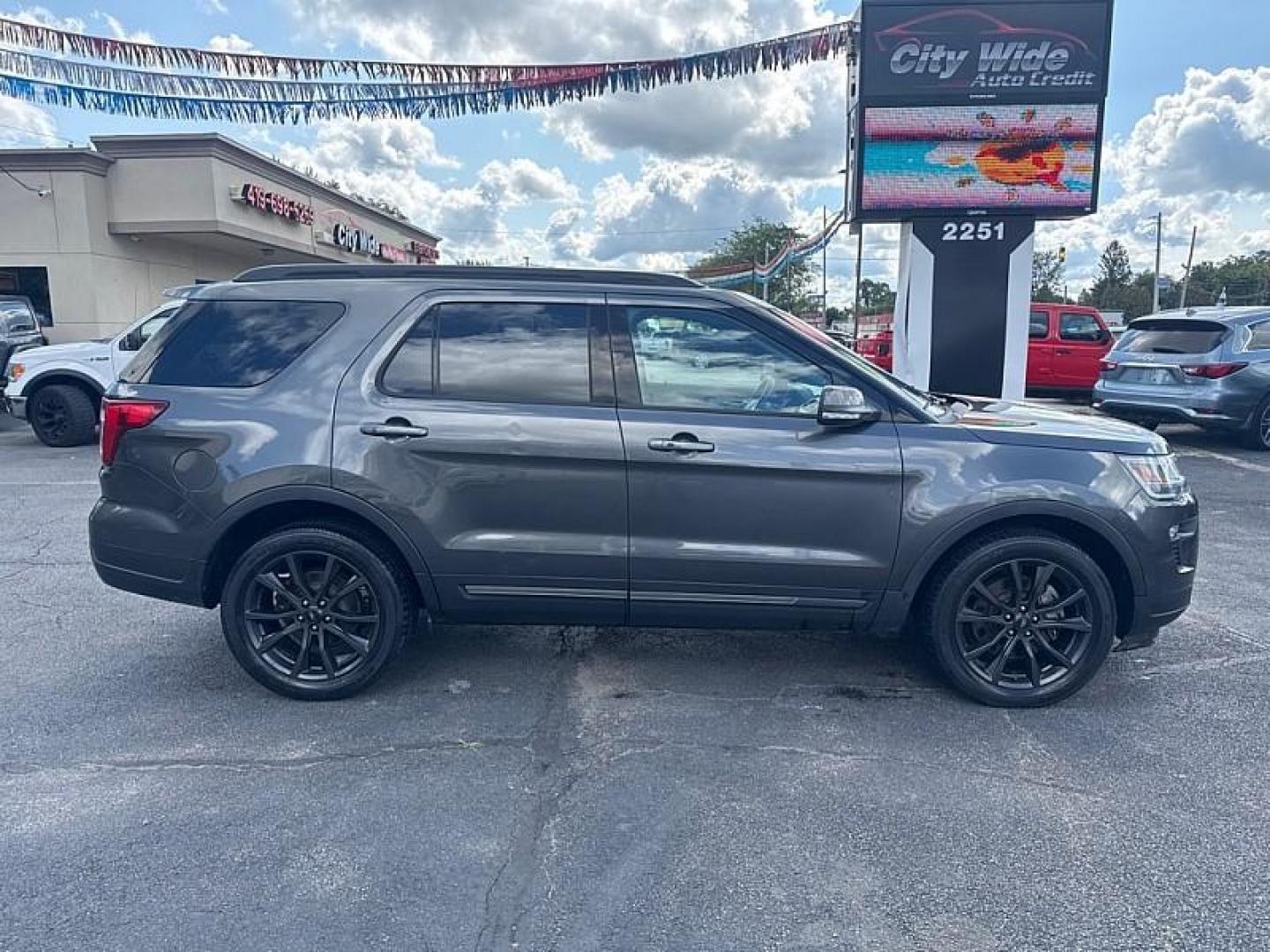 2018 GRAY /BLACK Ford Explorer XLT 4WD (1FM5K8D87JG) with an 3.5L V6 DOHC 24V engine, 6A transmission, located at 3304 Woodville Road, Northwood, OH, 43619, (419) 210-8019, 41.612694, -83.480743 - Your #1 Destination for Auto Loans and mdash;No Matter Your Credit!At our dealership, we believe everyone deserves the opportunity to drive their dream car and mdash;whether you have good credit, bad credit, or no credit at all. With a wide selection of hundreds of cars, trucks, and SUVs, you'll fin - Photo#5