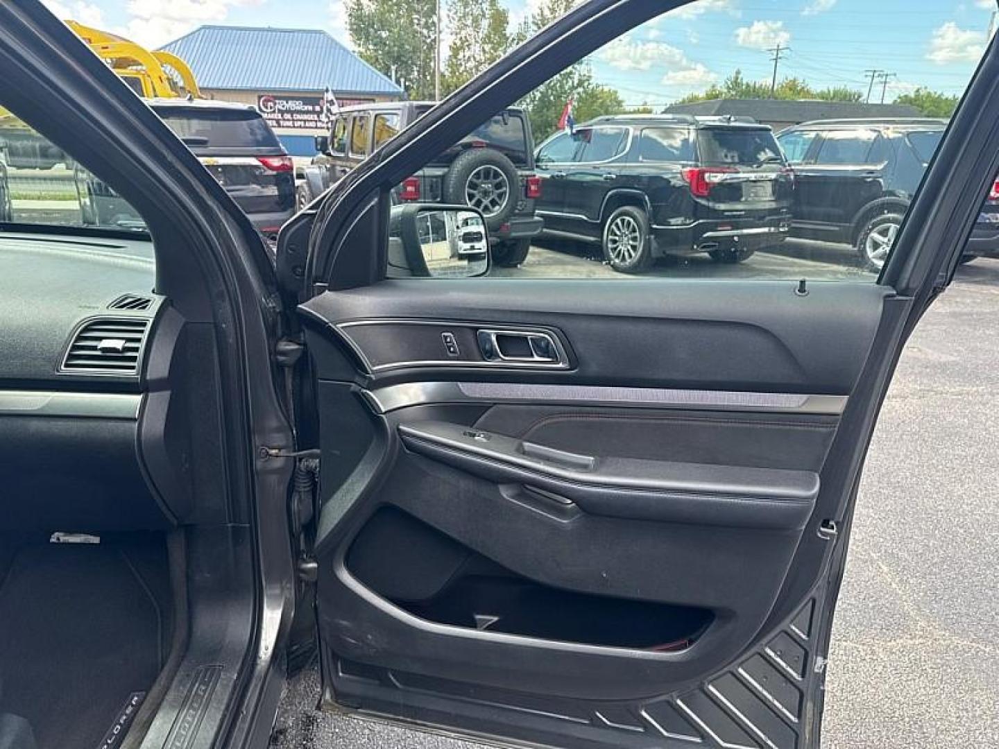 2018 GRAY /BLACK Ford Explorer XLT 4WD (1FM5K8D87JG) with an 3.5L V6 DOHC 24V engine, 6A transmission, located at 3304 Woodville Road, Northwood, OH, 43619, (419) 210-8019, 41.612694, -83.480743 - Your #1 Destination for Auto Loans and mdash;No Matter Your Credit!At our dealership, we believe everyone deserves the opportunity to drive their dream car and mdash;whether you have good credit, bad credit, or no credit at all. With a wide selection of hundreds of cars, trucks, and SUVs, you'll fin - Photo#17