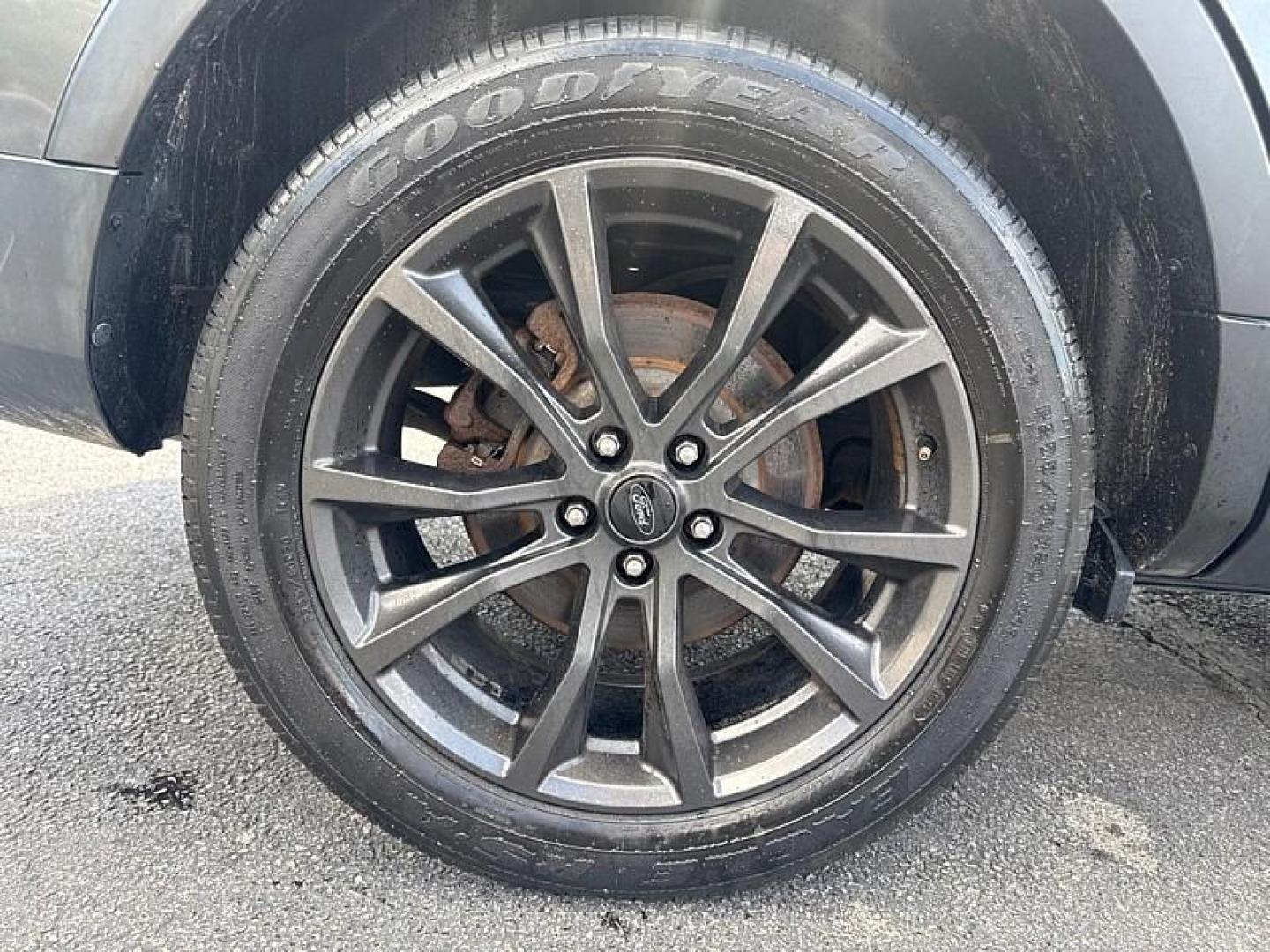 2018 GRAY /BLACK Ford Explorer XLT 4WD (1FM5K8D87JG) with an 3.5L V6 DOHC 24V engine, 6A transmission, located at 3304 Woodville Road, Northwood, OH, 43619, (419) 210-8019, 41.612694, -83.480743 - Your #1 Destination for Auto Loans and mdash;No Matter Your Credit!At our dealership, we believe everyone deserves the opportunity to drive their dream car and mdash;whether you have good credit, bad credit, or no credit at all. With a wide selection of hundreds of cars, trucks, and SUVs, you'll fin - Photo#19