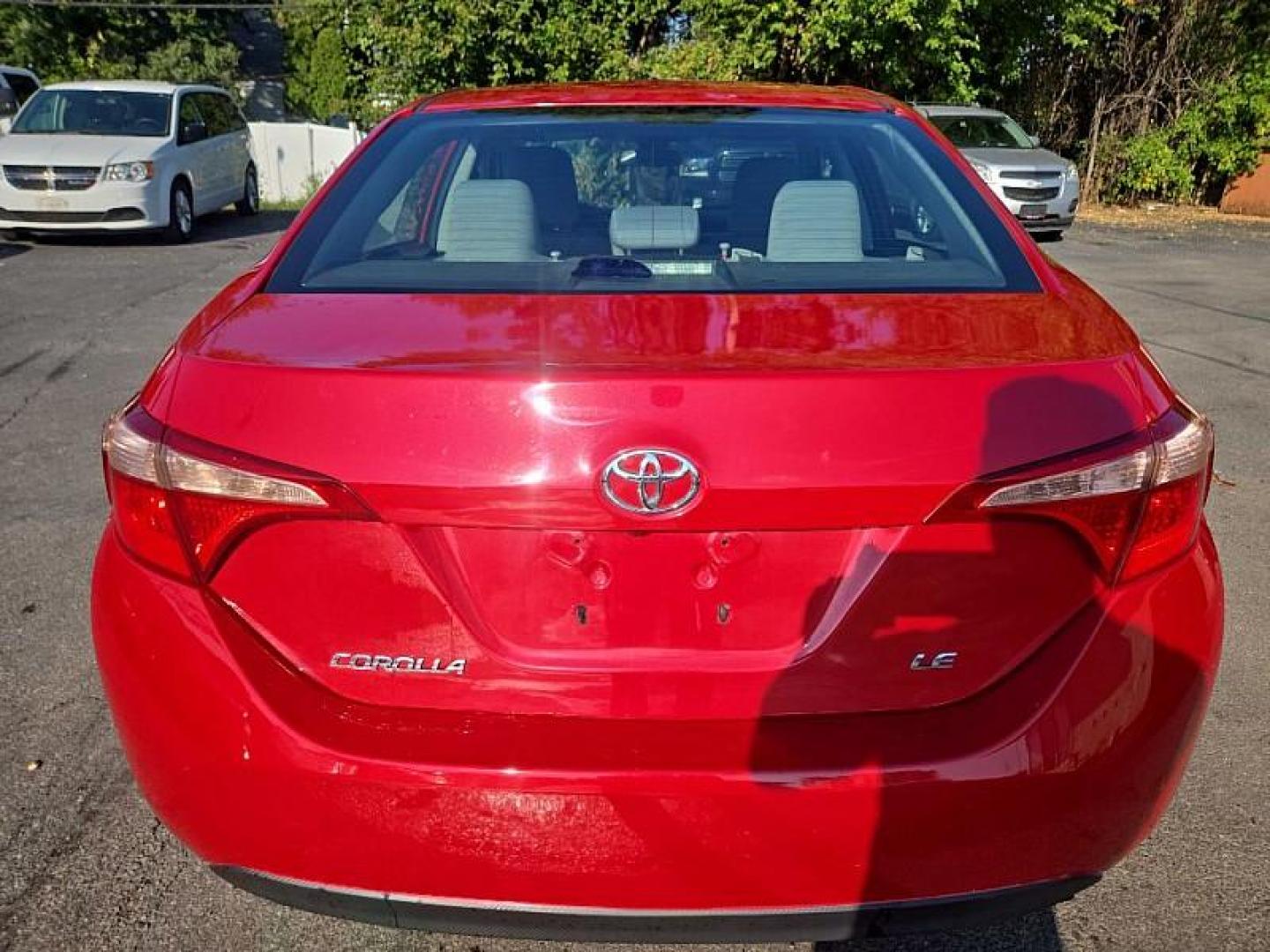 2019 RED /GRAY Toyota Corolla SE CVT (2T1BURHEXKC) with an 1.8L L4 DOHC 16V engine, CVT transmission, located at 3304 Woodville Road, Northwood, OH, 43619, (419) 210-8019, 41.612694, -83.480743 - Photo#3