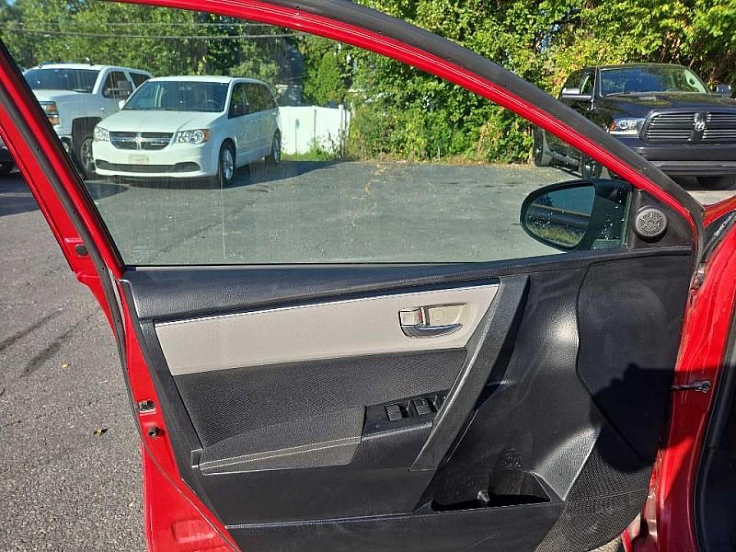 2019 RED /GRAY Toyota Corolla SE CVT (2T1BURHEXKC) with an 1.8L L4 DOHC 16V engine, CVT transmission, located at 3304 Woodville Road, Northwood, OH, 43619, (419) 210-8019, 41.612694, -83.480743 - Photo#8