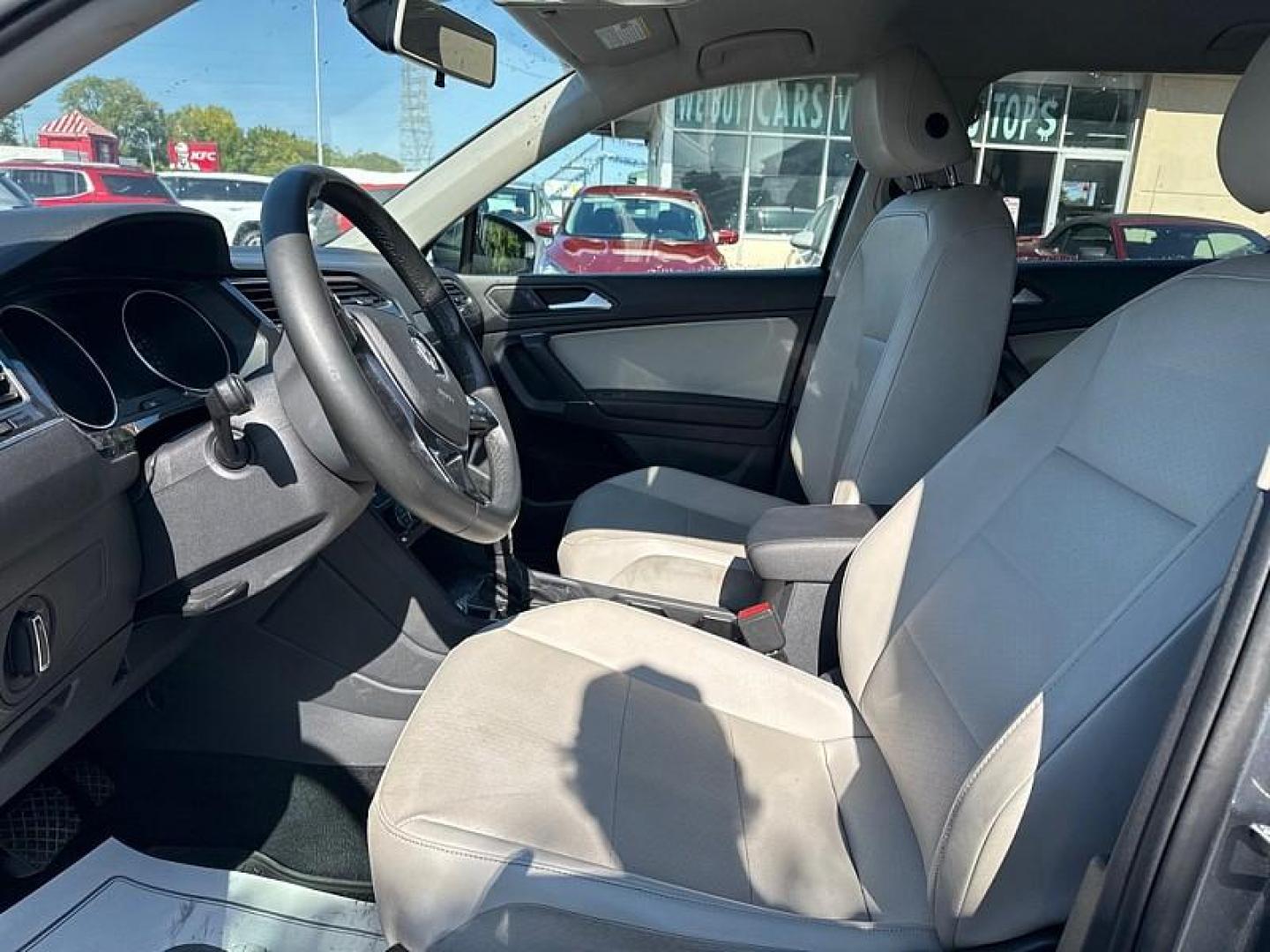 2020 GRAY /GRAY Volkswagen Tiguan SEL (3VV3B7AX2LM) with an 2.0L L4 DOHC 16V TURBO engine, 8A transmission, located at 3304 Woodville Road, Northwood, OH, 43619, (419) 210-8019, 41.612694, -83.480743 - Your #1 Destination for Auto Loans and mdash;No Matter Your Credit!At our dealership, we believe everyone deserves the opportunity to drive their dream car and mdash;whether you have good credit, bad credit, or no credit at all. With a wide selection of hundreds of cars, trucks, and SUVs, you'll fin - Photo#9