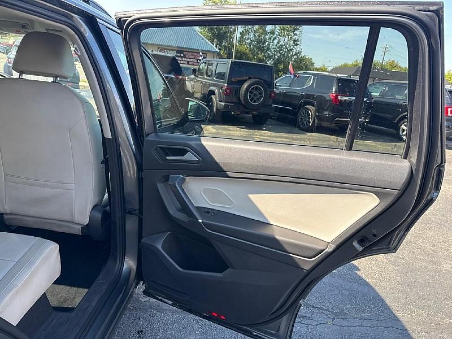 2020 GRAY /GRAY Volkswagen Tiguan SEL (3VV3B7AX2LM) with an 2.0L L4 DOHC 16V TURBO engine, 8A transmission, located at 3304 Woodville Road, Northwood, OH, 43619, (419) 210-8019, 41.612694, -83.480743 - Your #1 Destination for Auto Loans and mdash;No Matter Your Credit!At our dealership, we believe everyone deserves the opportunity to drive their dream car and mdash;whether you have good credit, bad credit, or no credit at all. With a wide selection of hundreds of cars, trucks, and SUVs, you'll fin - Photo#14