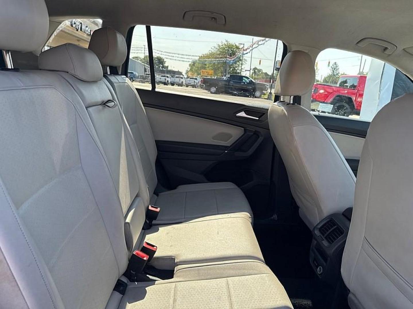 2020 GRAY /GRAY Volkswagen Tiguan SEL (3VV3B7AX2LM) with an 2.0L L4 DOHC 16V TURBO engine, 8A transmission, located at 3304 Woodville Road, Northwood, OH, 43619, (419) 210-8019, 41.612694, -83.480743 - Your #1 Destination for Auto Loans and mdash;No Matter Your Credit!At our dealership, we believe everyone deserves the opportunity to drive their dream car and mdash;whether you have good credit, bad credit, or no credit at all. With a wide selection of hundreds of cars, trucks, and SUVs, you'll fin - Photo#15