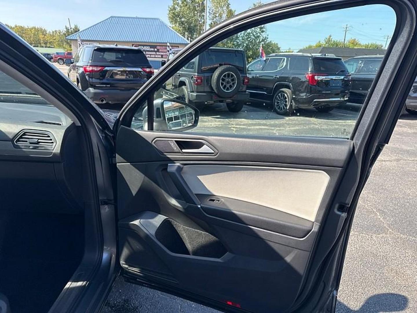 2020 GRAY /GRAY Volkswagen Tiguan SEL (3VV3B7AX2LM) with an 2.0L L4 DOHC 16V TURBO engine, 8A transmission, located at 3304 Woodville Road, Northwood, OH, 43619, (419) 210-8019, 41.612694, -83.480743 - Your #1 Destination for Auto Loans and mdash;No Matter Your Credit!At our dealership, we believe everyone deserves the opportunity to drive their dream car and mdash;whether you have good credit, bad credit, or no credit at all. With a wide selection of hundreds of cars, trucks, and SUVs, you'll fin - Photo#17